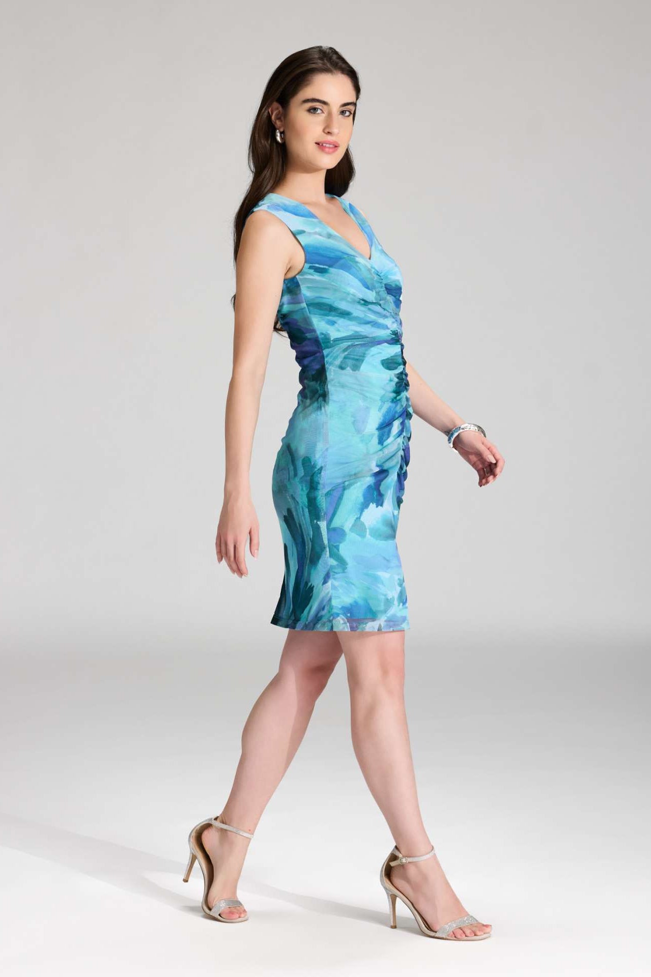 Etuikleid mit V-Ausschnitt und Raffung aus bedrucktem Mesh