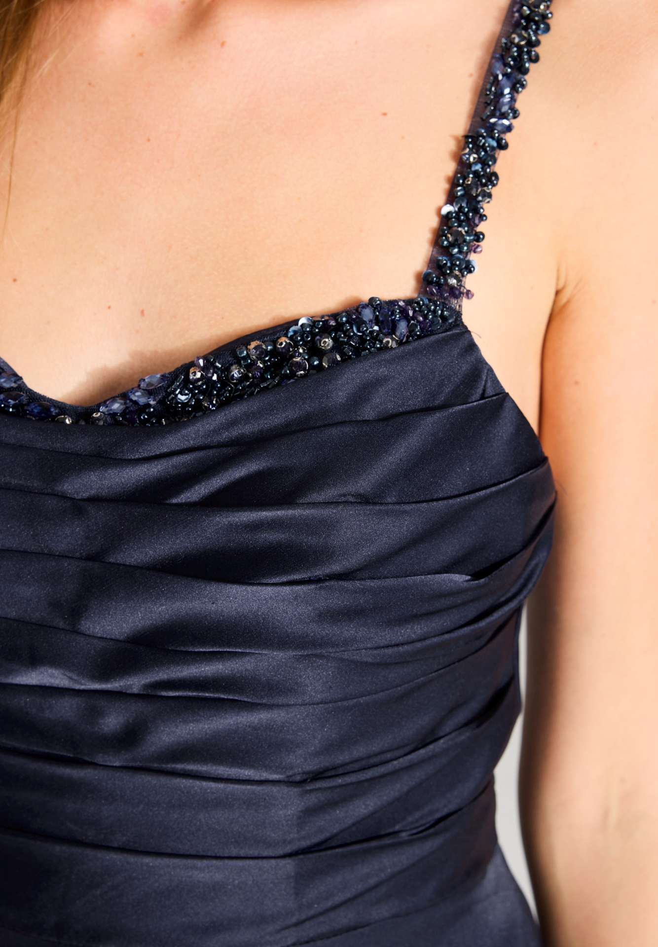 Satinkleid mit drapiertem Top und bestickten Trägern