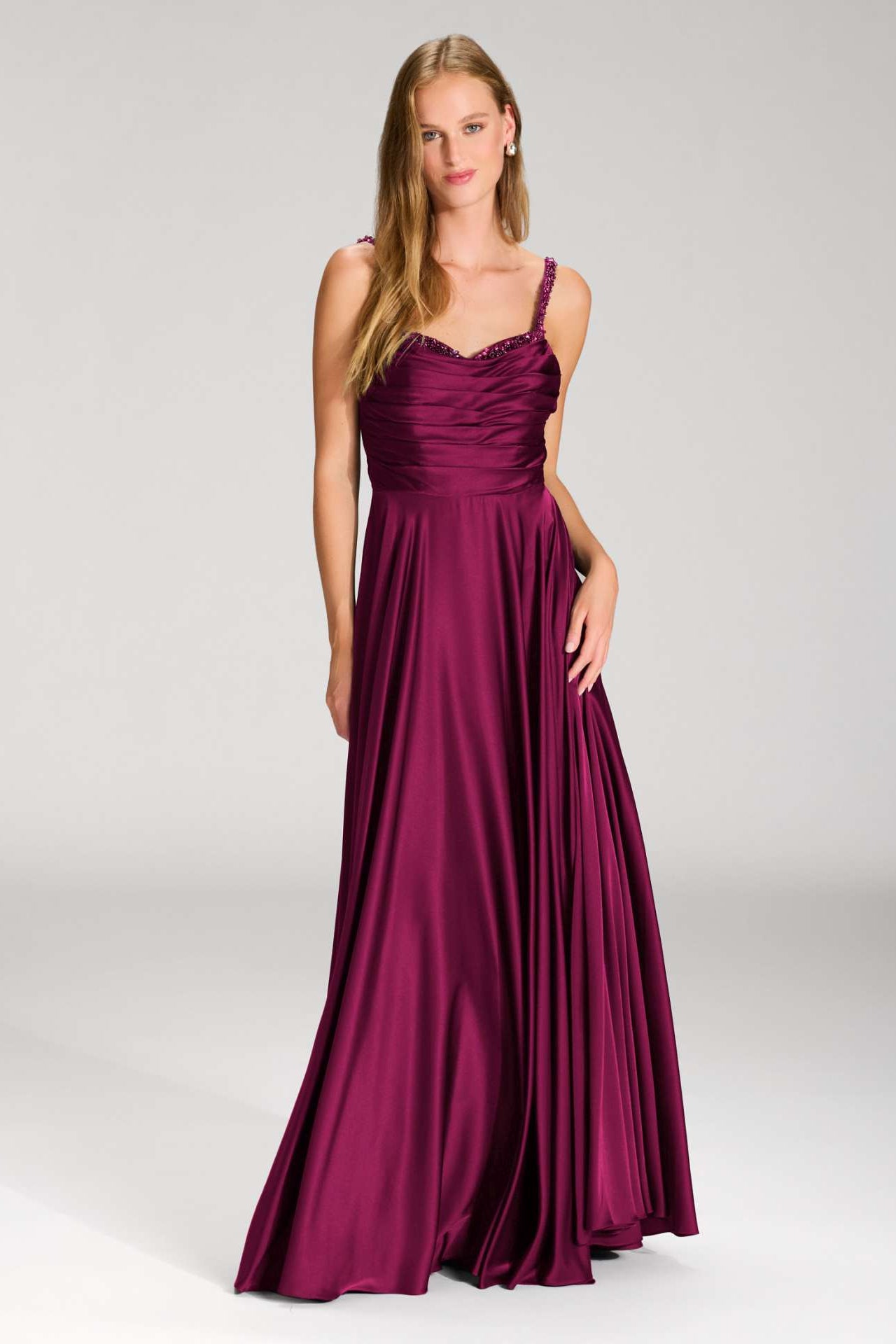 Satinkleid mit drapiertem Top und bestickten Trägern mulberry