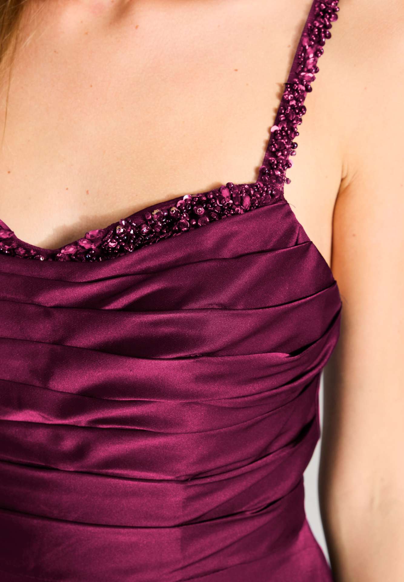 Satinkleid mit drapiertem Top und bestickten Trägern