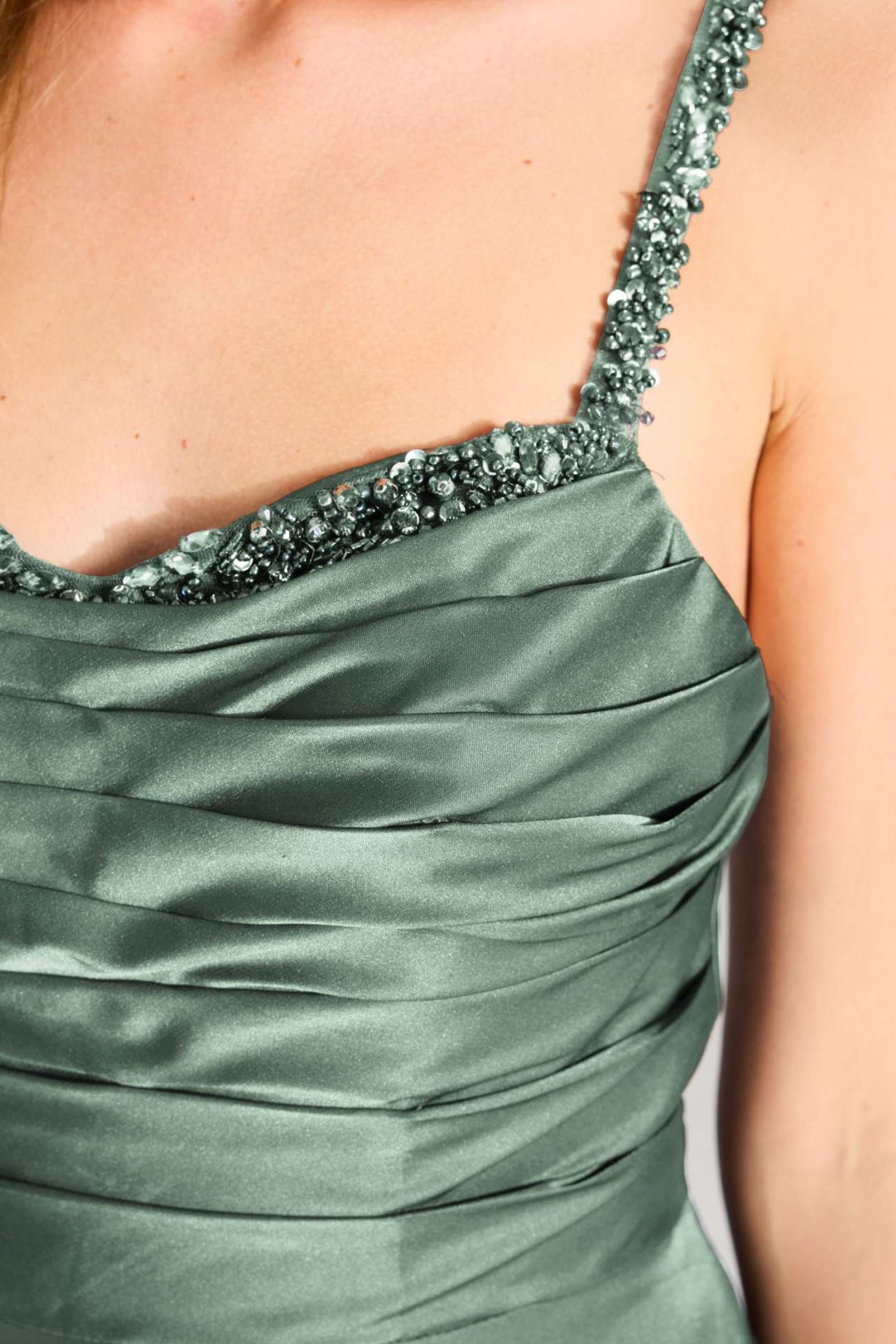 Satinkleid mit drapiertem Top und bestickten Trägern