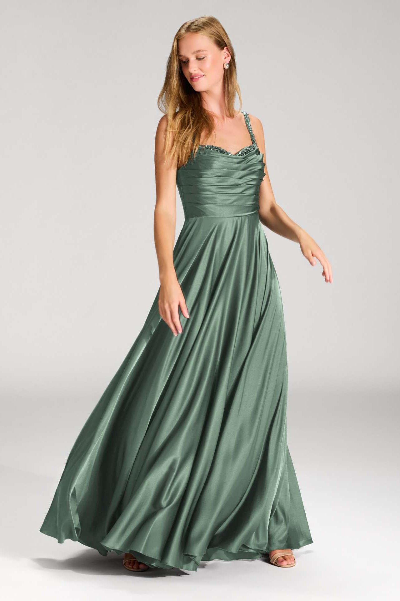 Satinkleid mit drapiertem Top und bestickten Trägern