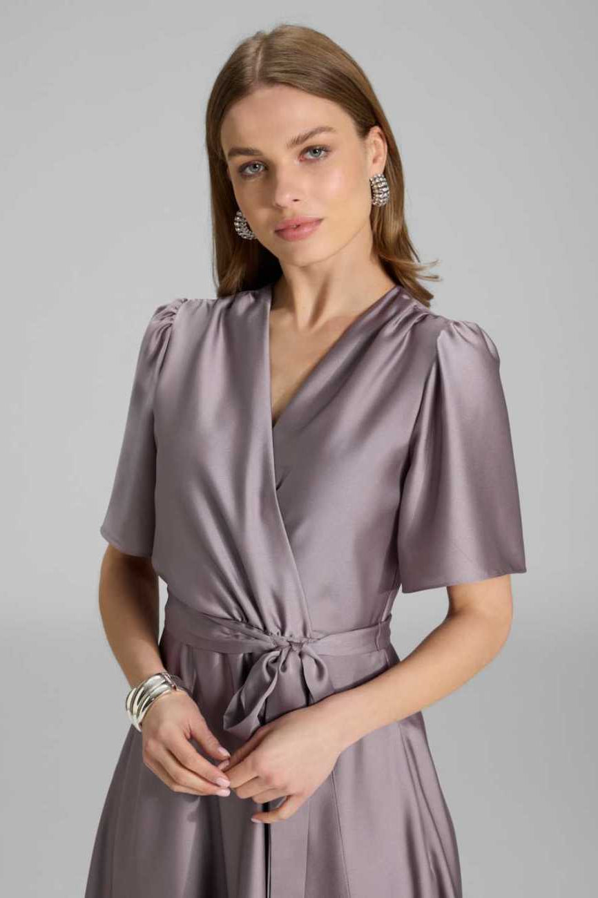 Cocktailkleid aus nachhaltigem Satin in Wickel Optik