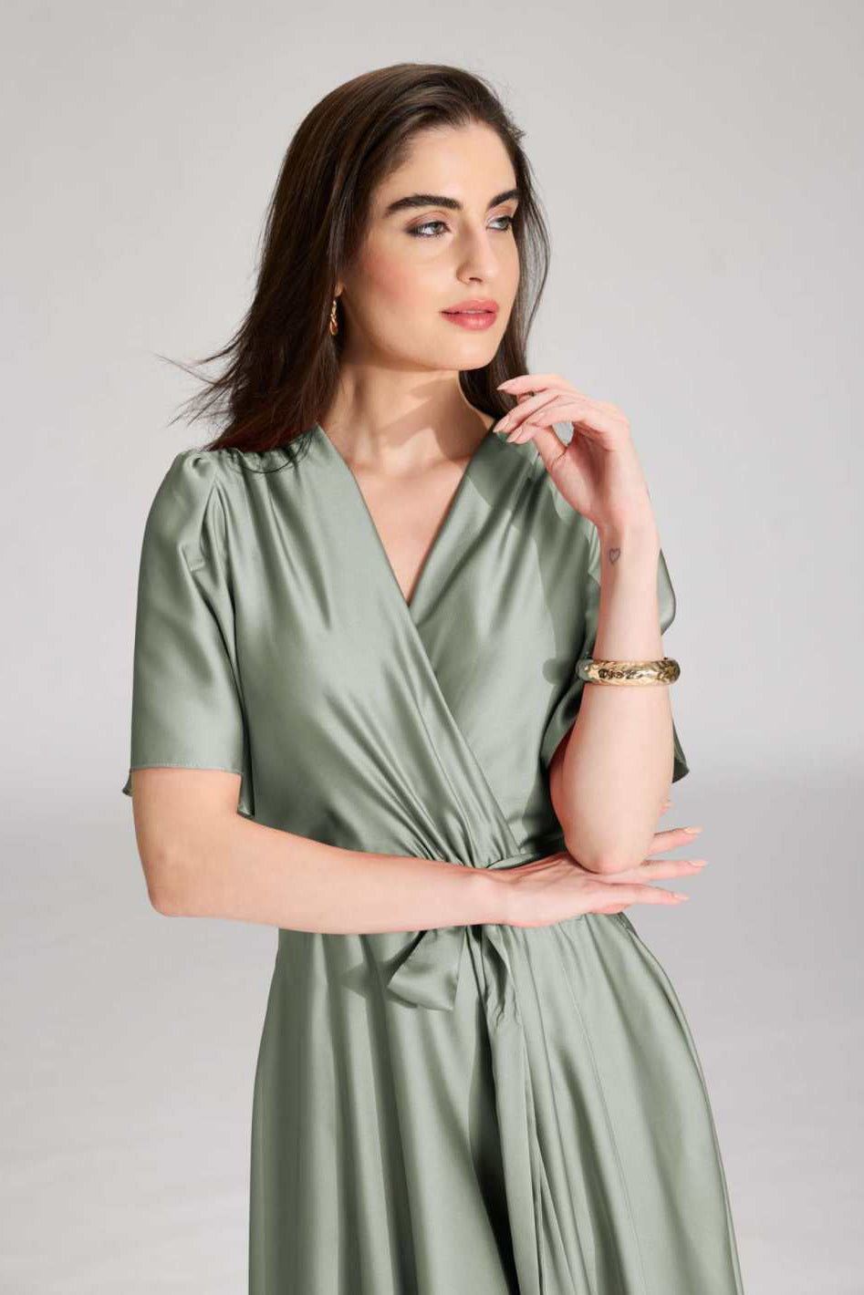 Cocktailkleid aus nachhaltigem Satin in Wickel Optik