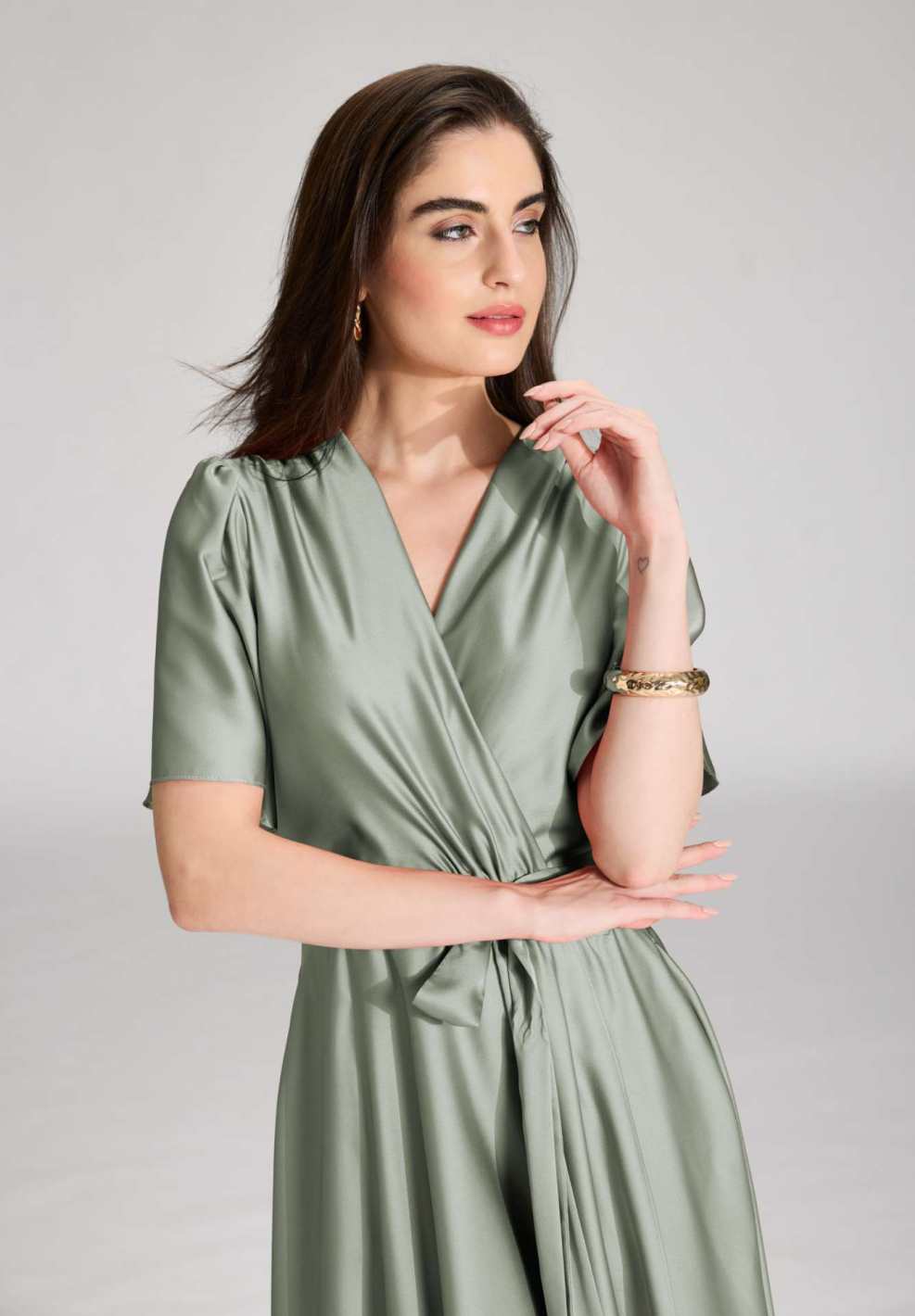 Cocktailkleid aus nachhaltigem Satin in Wickel Optik