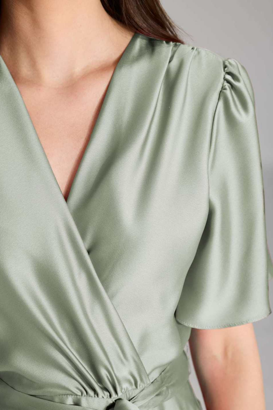 Cocktailkleid aus nachhaltigem Satin in Wickel Optik