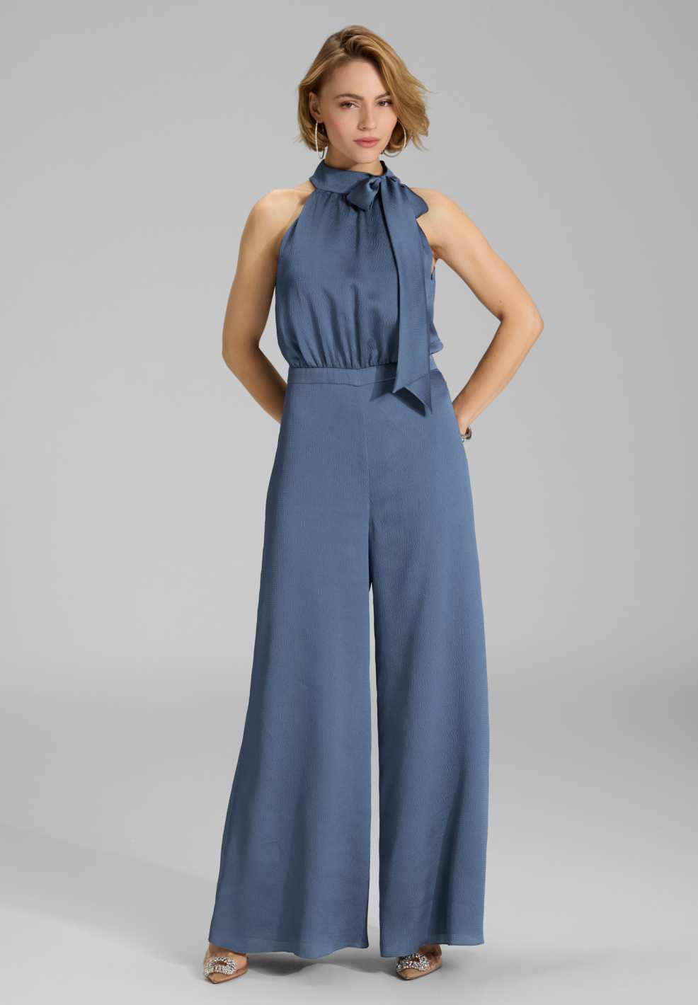 Jumpsuit mit Schluppe aus gehämmertem Satin timeless blue