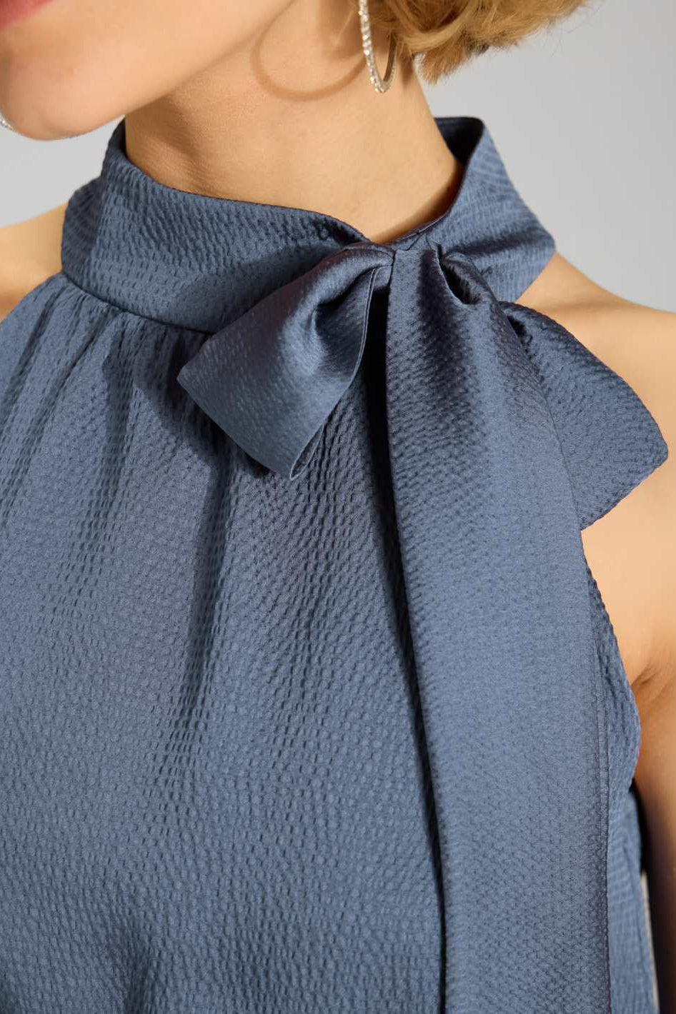 Jumpsuit mit Schluppe aus gehämmertem Satin