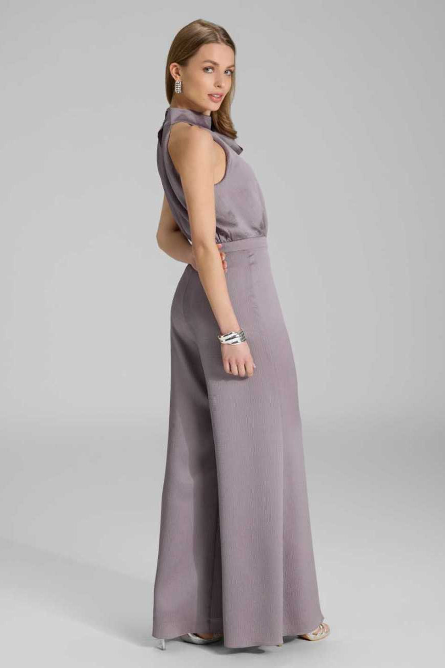 Jumpsuit mit Schluppe aus gehämmertem Satin