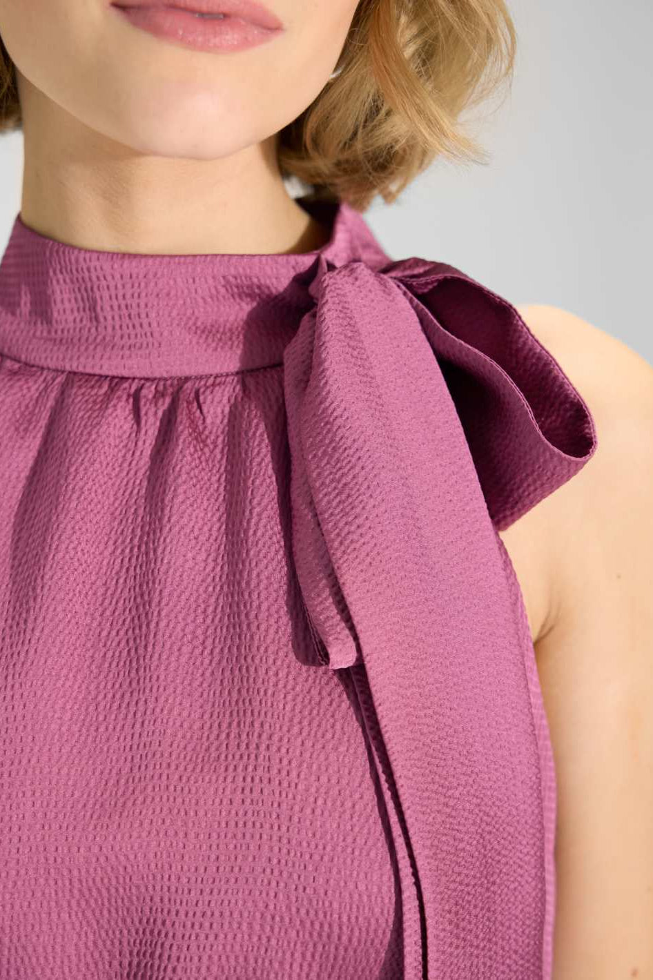 Jumpsuit mit Schluppe aus gehämmertem Satin