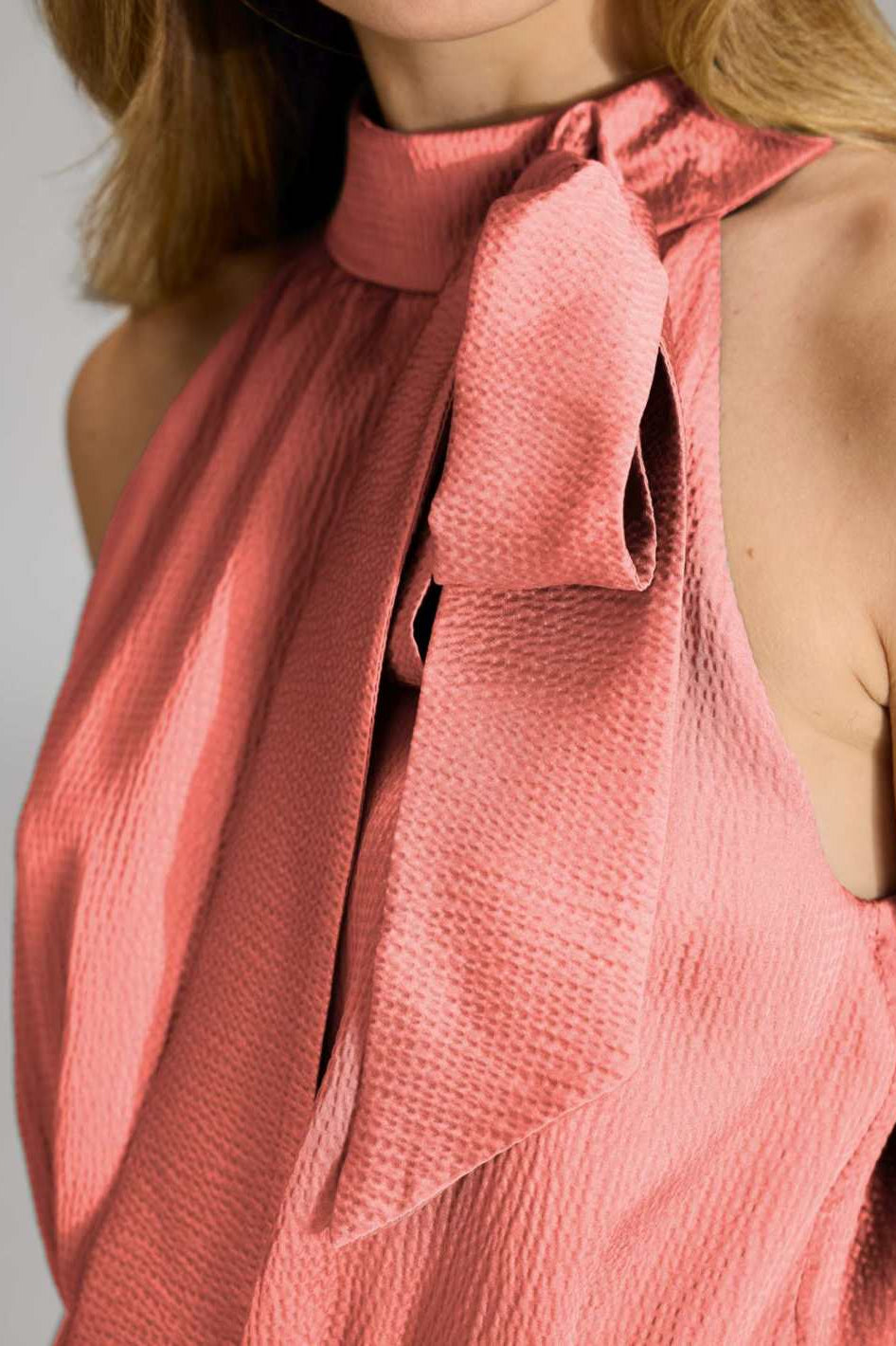 Jumpsuit mit Schluppe aus gehämmertem Satin