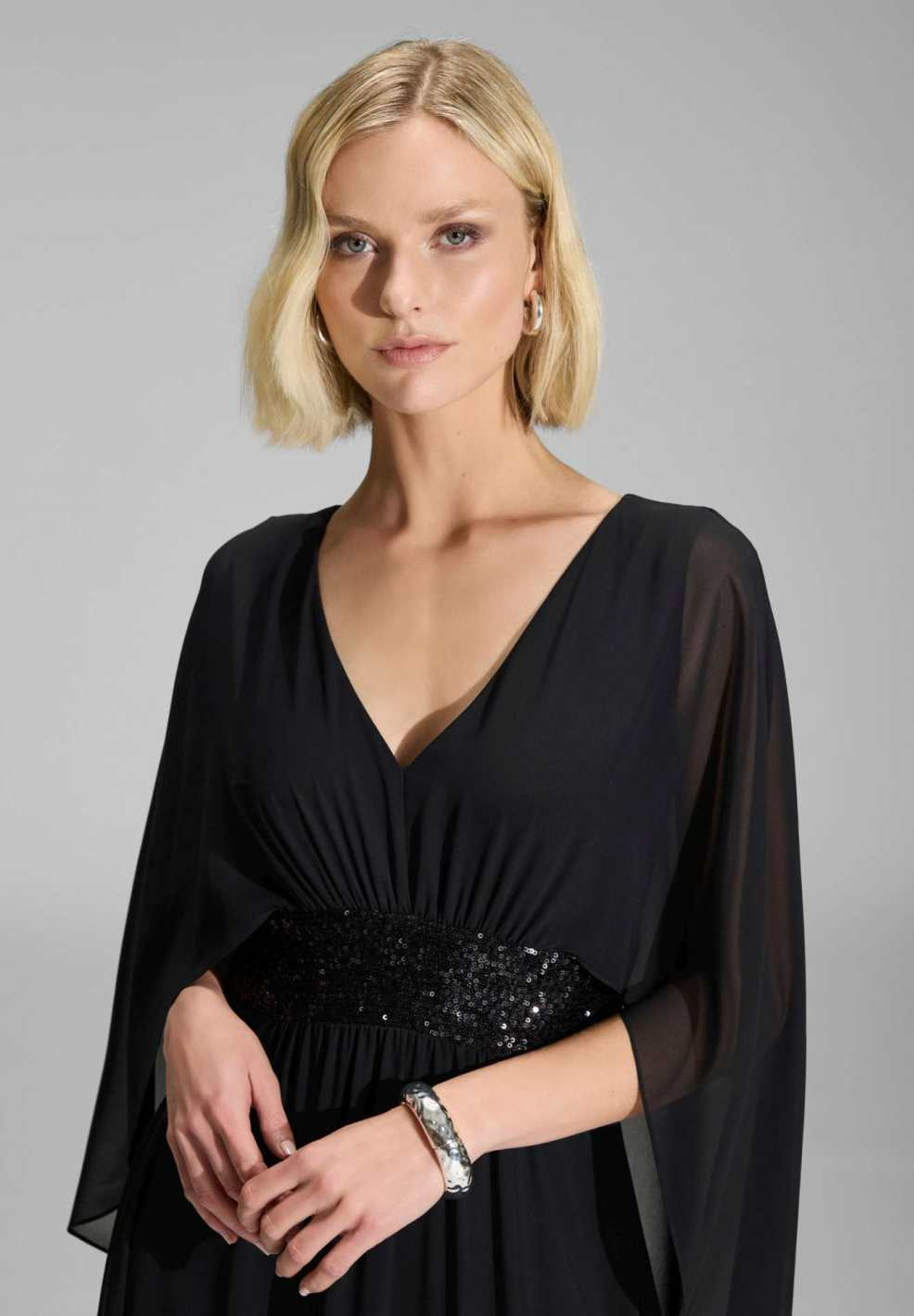 Abendkleid mit Cape aus Chiffon