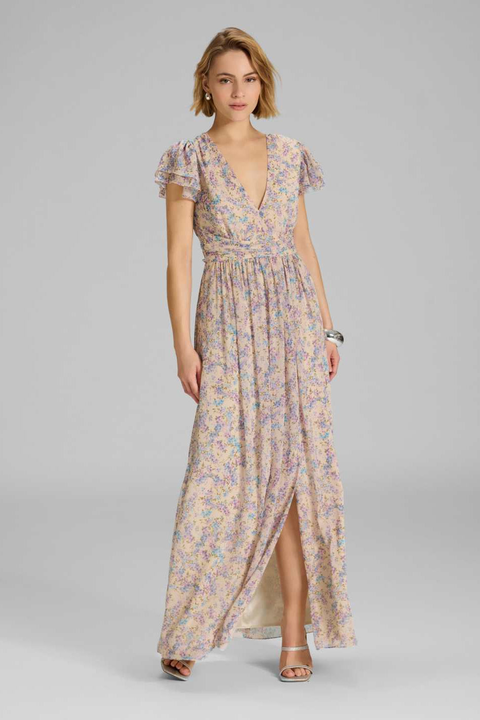 Maxikleid mit kurzen Flügelärmeln aus floral bedrucktem Crinkle Chiffon Champagne Cream