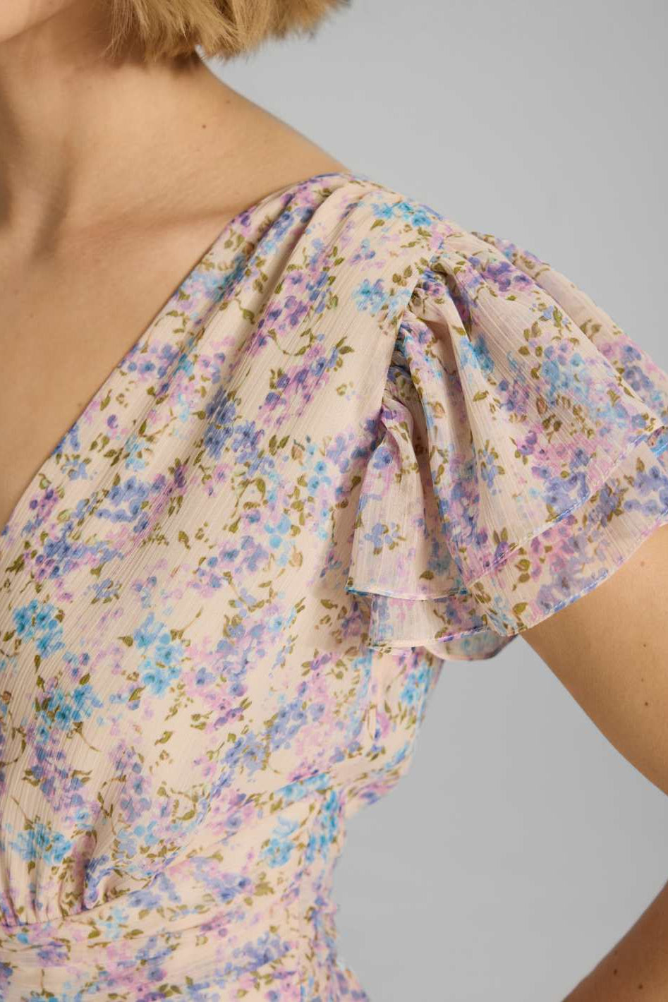 Maxikleid mit kurzen Flügelärmeln aus floral bedrucktem Crinkle Chiffon