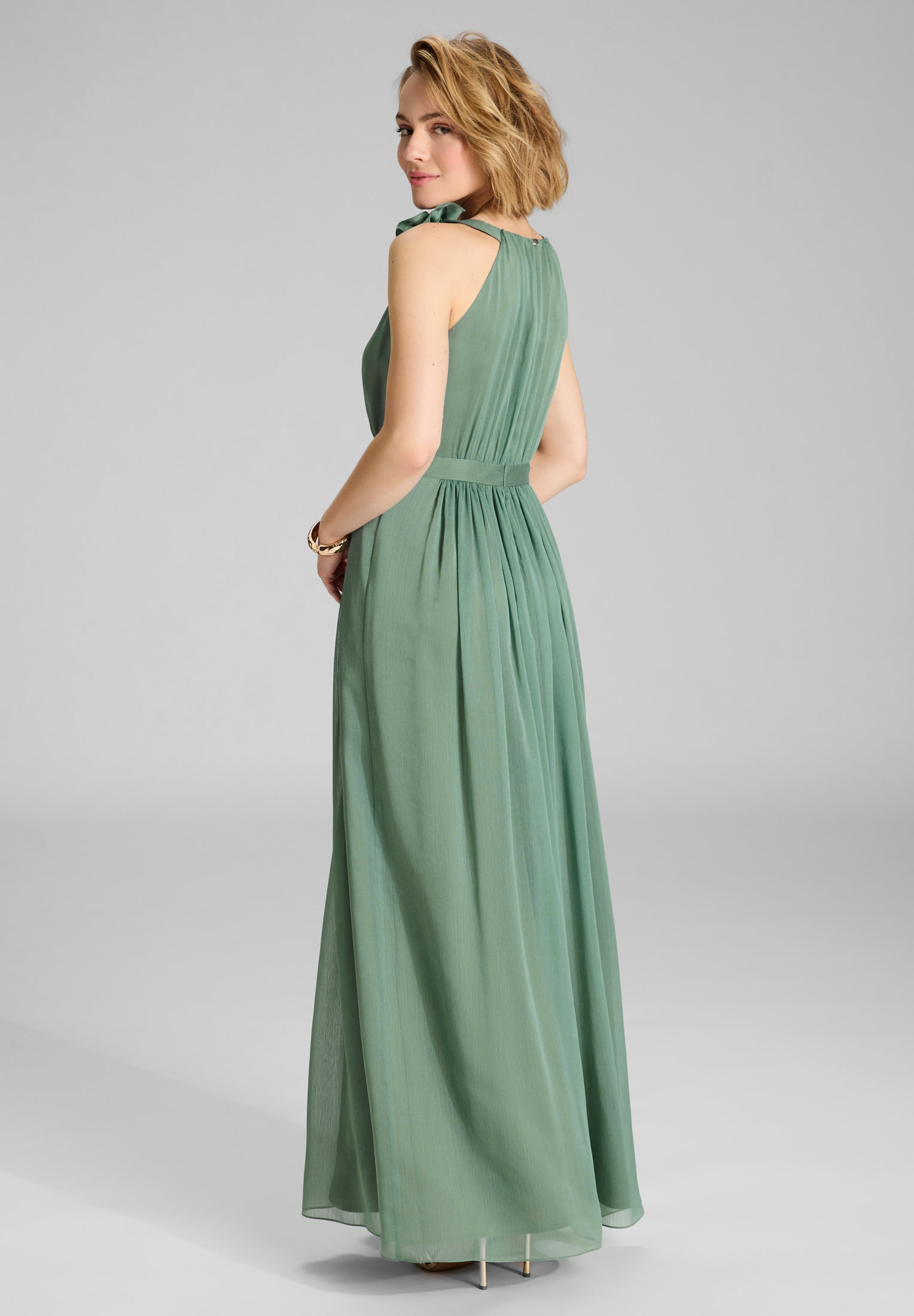 Abendkleid aus Crinkle Chiffon mit dekorativer Blüte