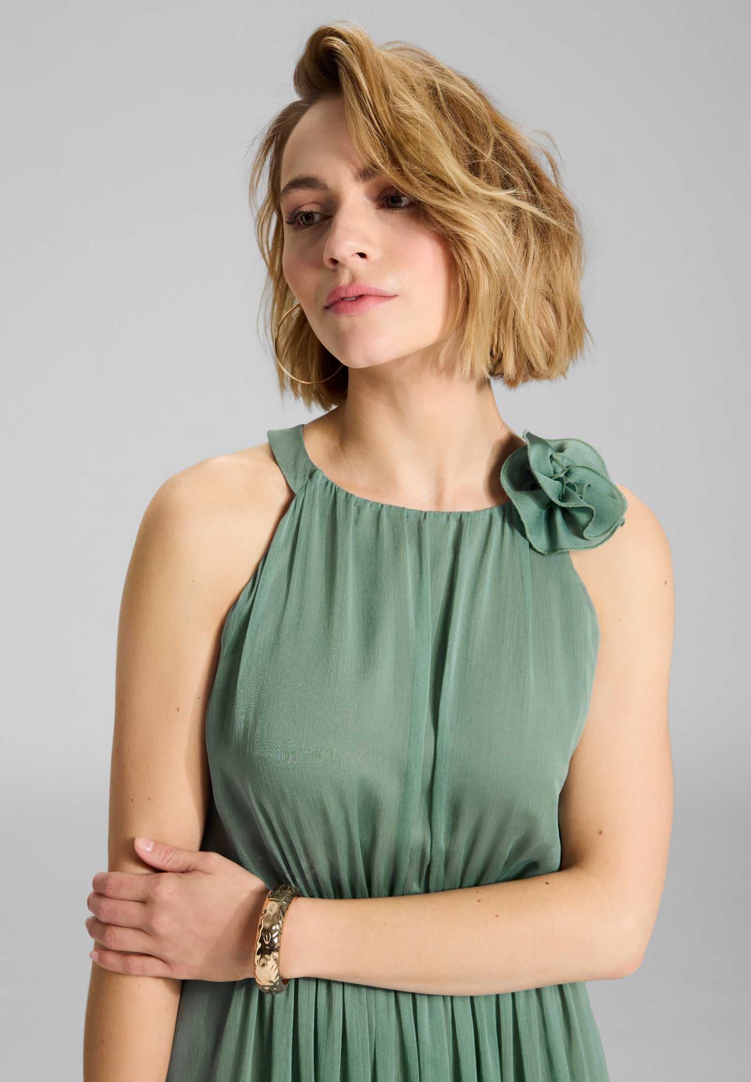 Abendkleid aus Crinkle Chiffon mit dekorativer Blüte