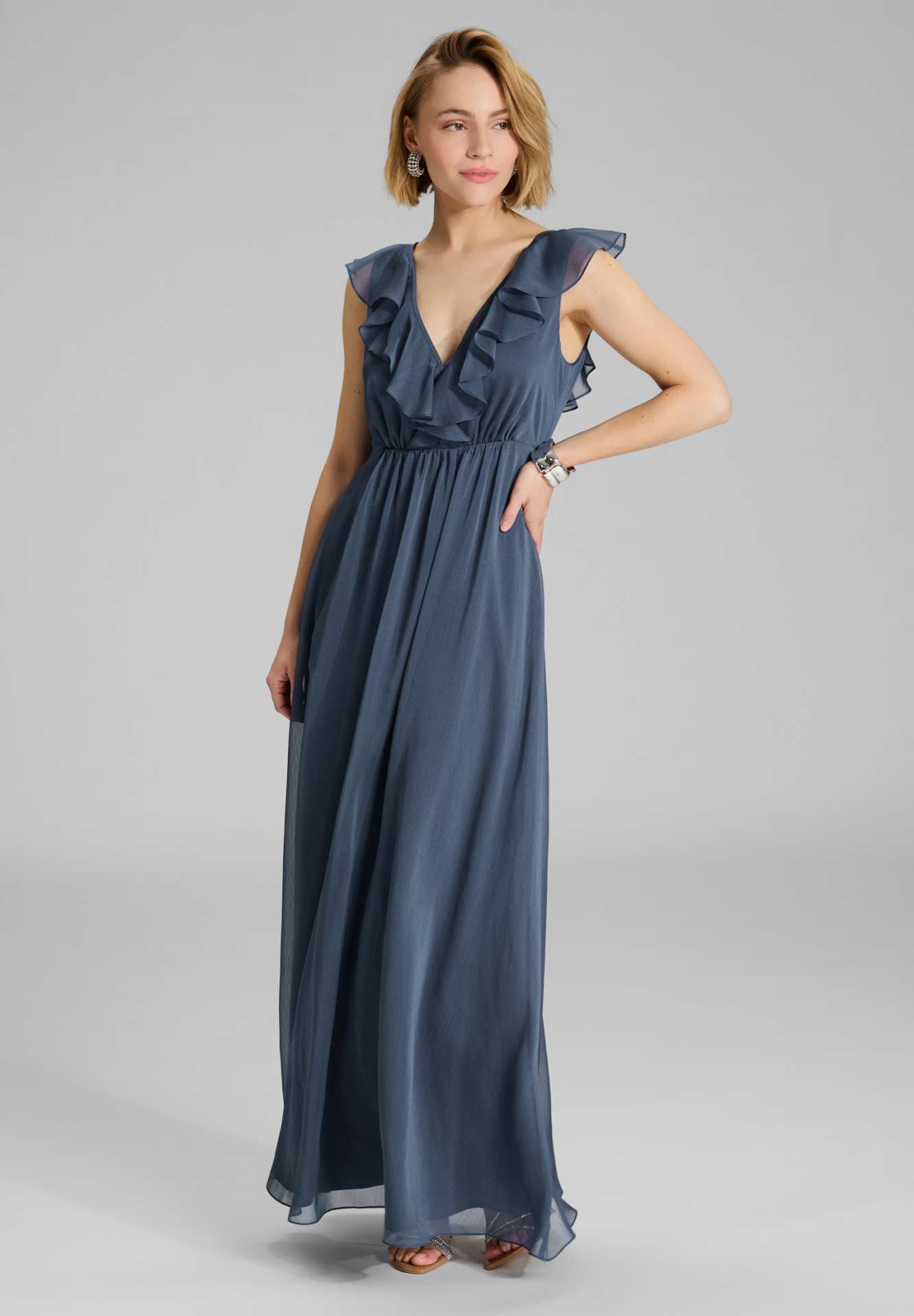 Abendkleid aus Crinkle Chiffon mit tiefem Ausschnitt und Rüschen timeless blue