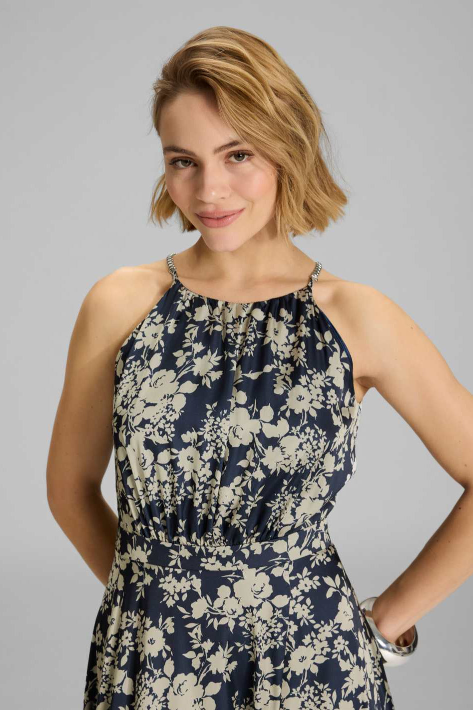 Maxikleid aus floral bedrucktem Satin mit Zierträger