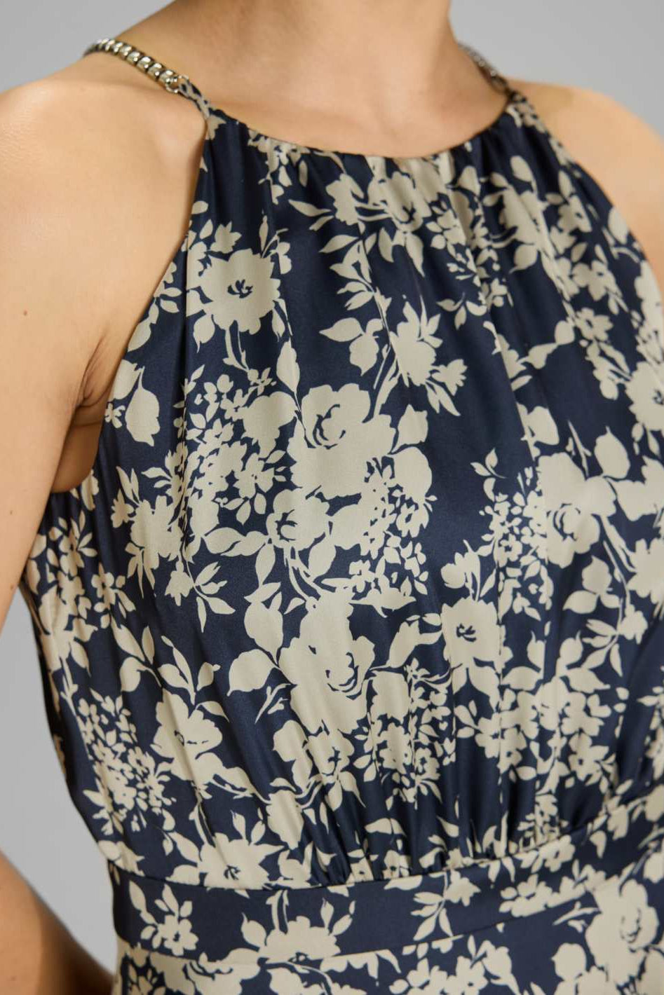 Maxikleid aus floral bedrucktem Satin mit Zierträger