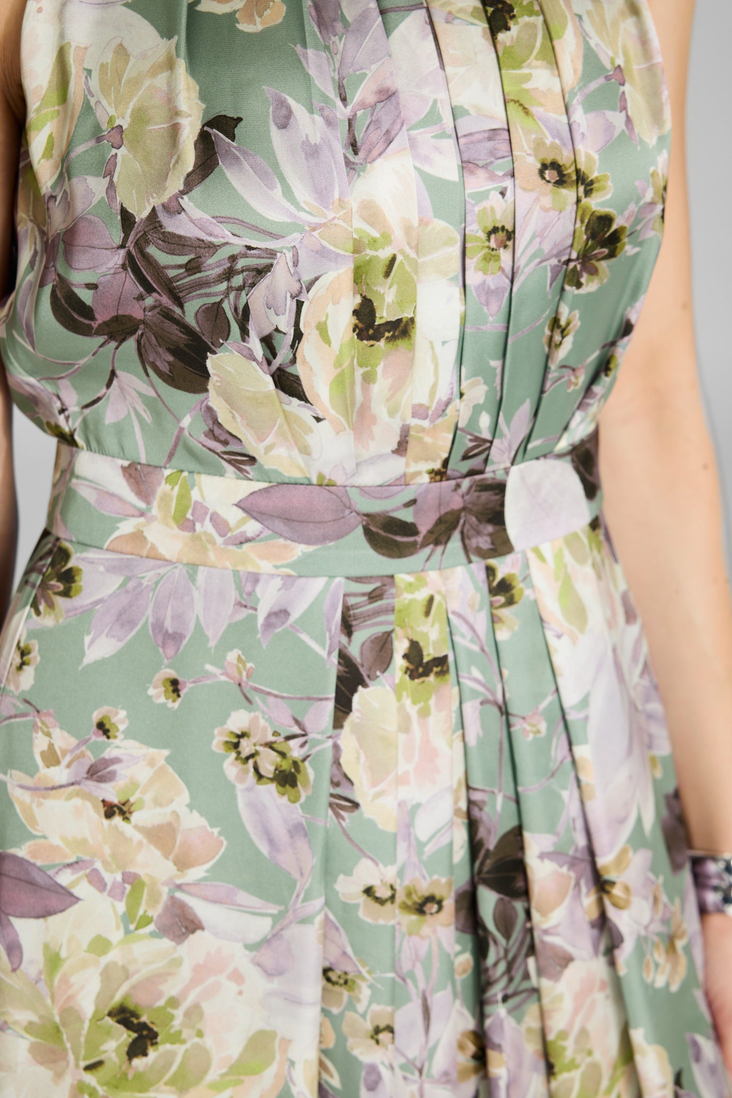 Maxi Kleid mit amerikanischem Ausschnitt aus nachhaltigem bedruckten Satin