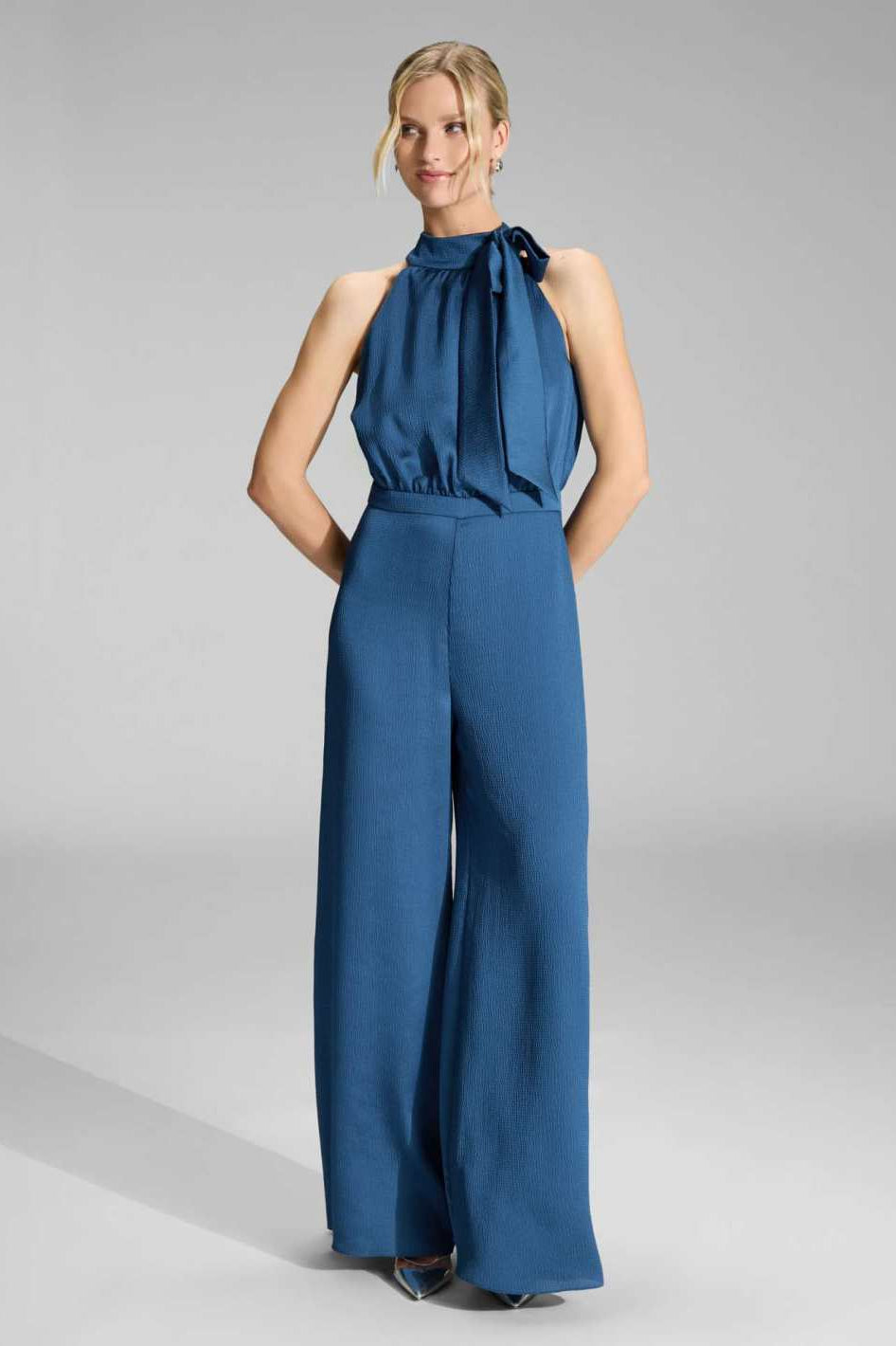 Jumpsuit mit Schluppe aus gehämmertem Satin azure blue