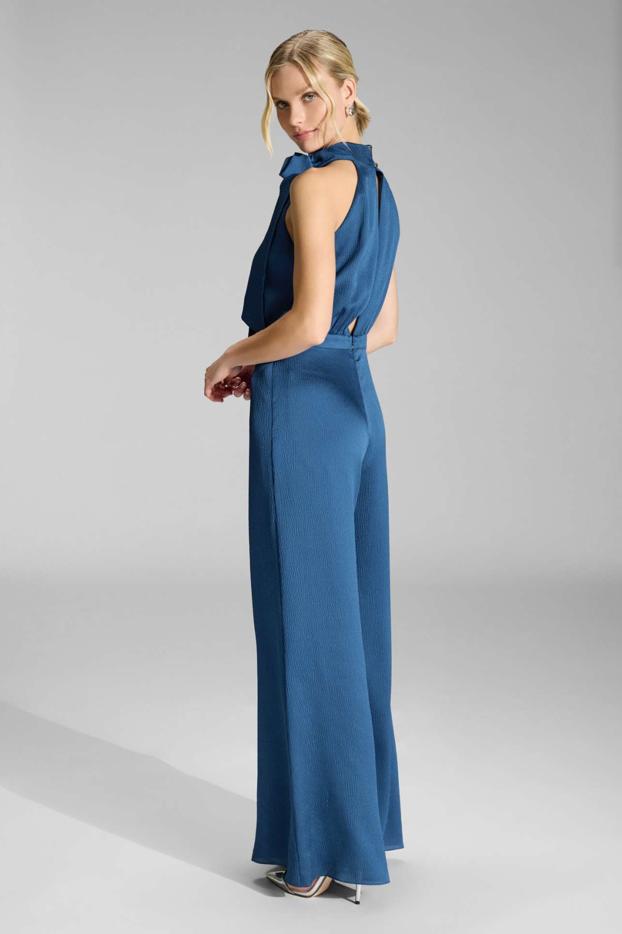 Jumpsuit mit Schluppe aus gehämmertem Satin