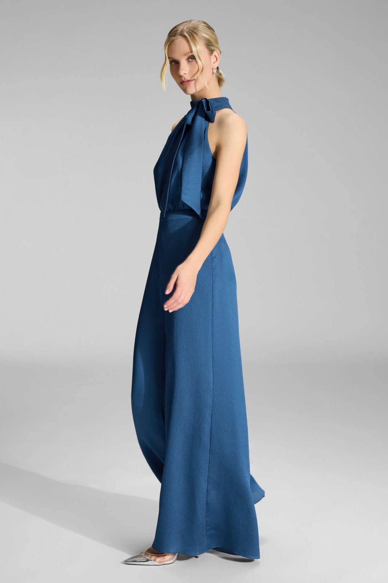 Jumpsuit mit Schluppe aus gehämmertem Satin