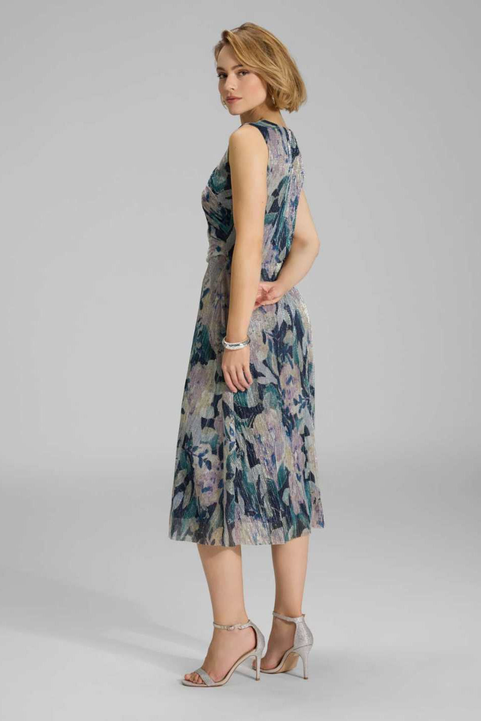 Midi Kleid mit diagonaler Drapierung aus bedrucktem Plissee Jersey