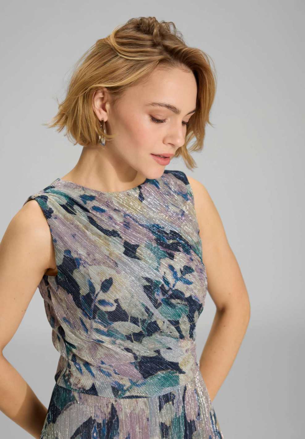 Midi Kleid mit diagonaler Drapierung aus bedrucktem Plissee Jersey