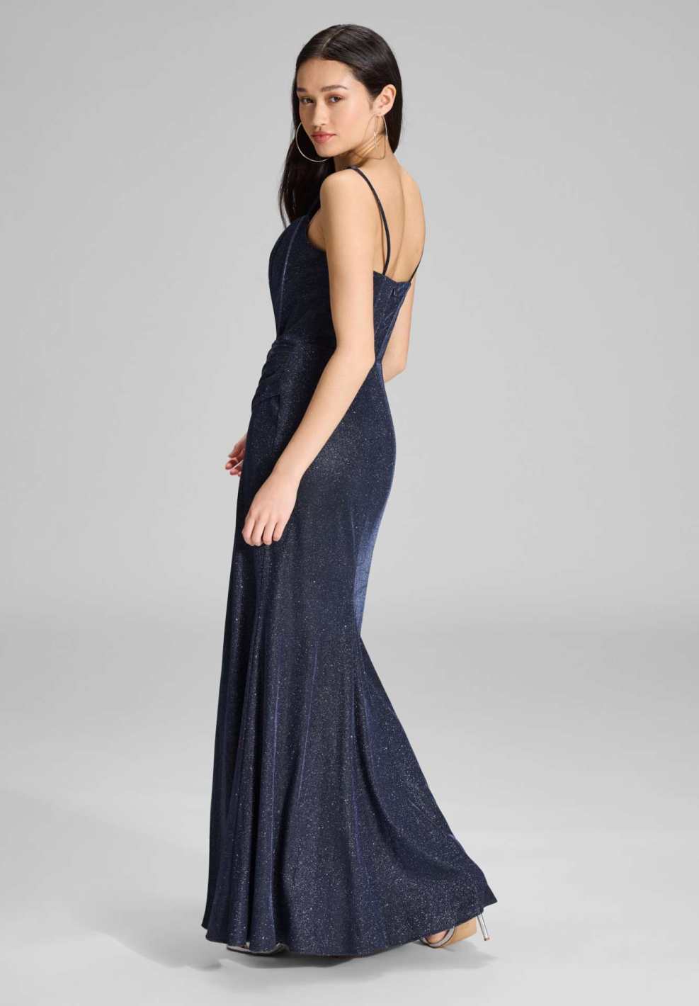 Figurbetontes Abendkleid mit Beinschlitz