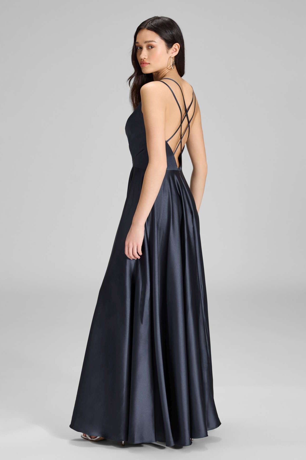 Satinkleid mit Beinschlitz