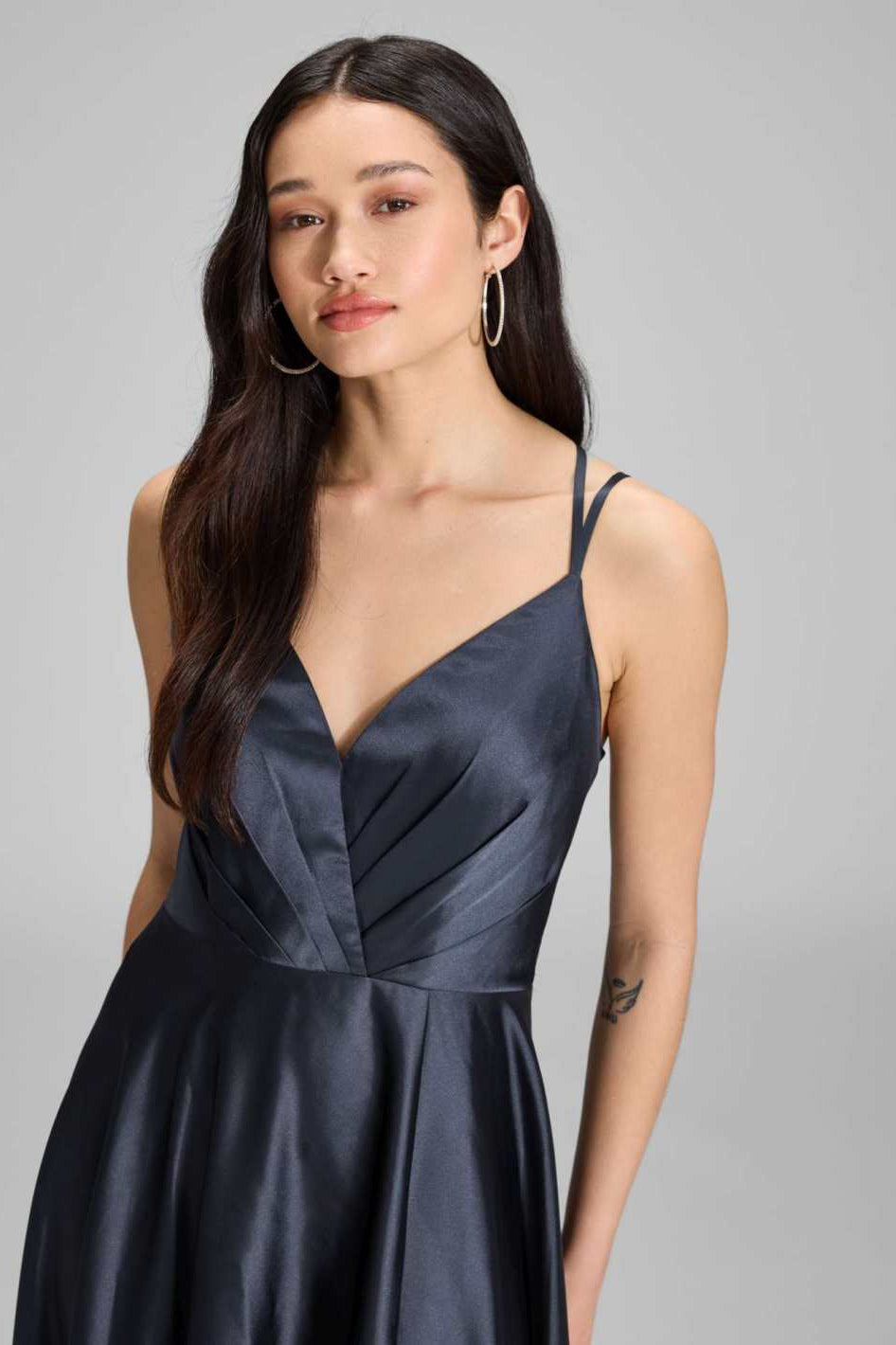 Satinkleid mit Beinschlitz