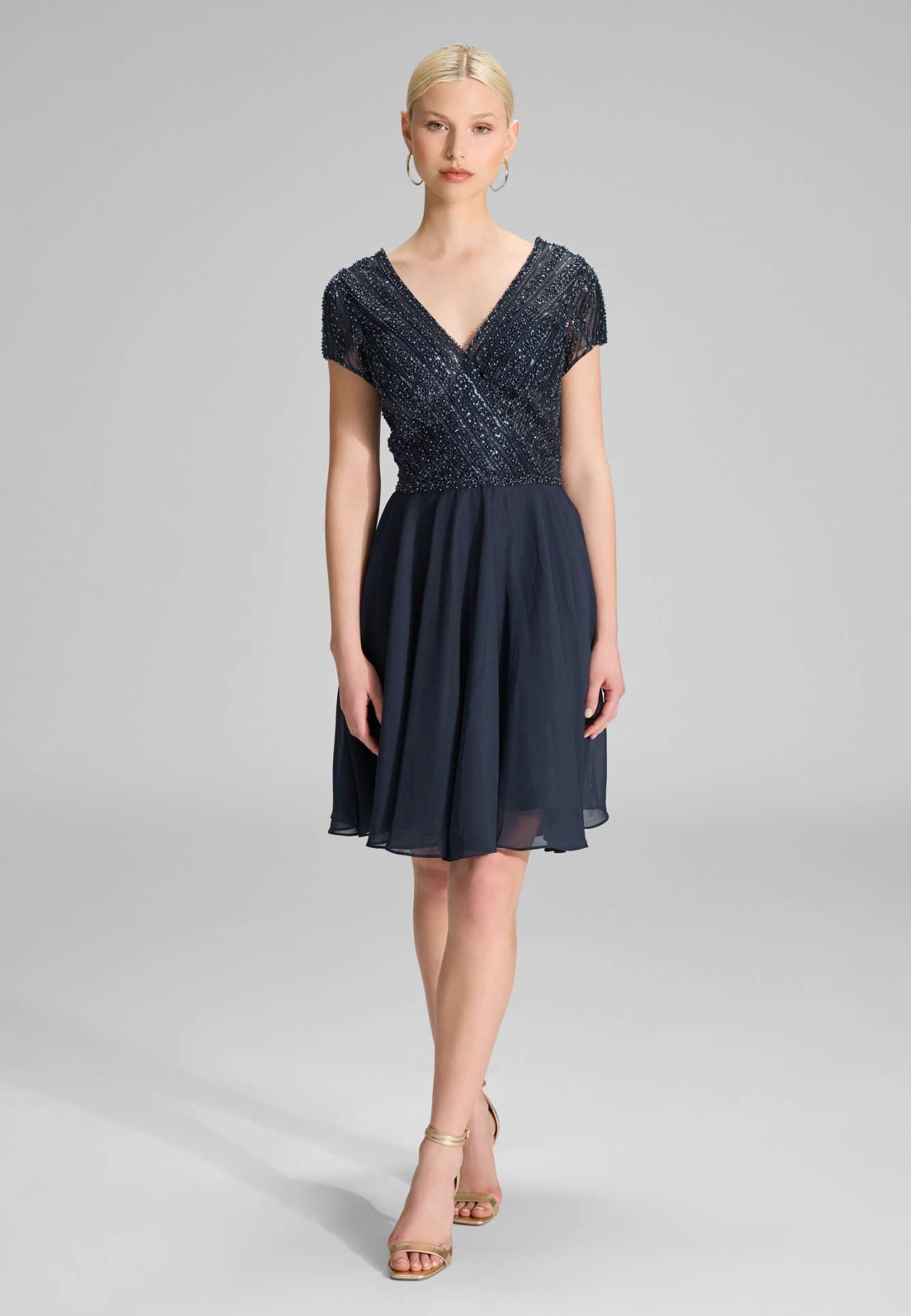 Besticktes Chiffonkleid mit kurzen Ärmeln navy