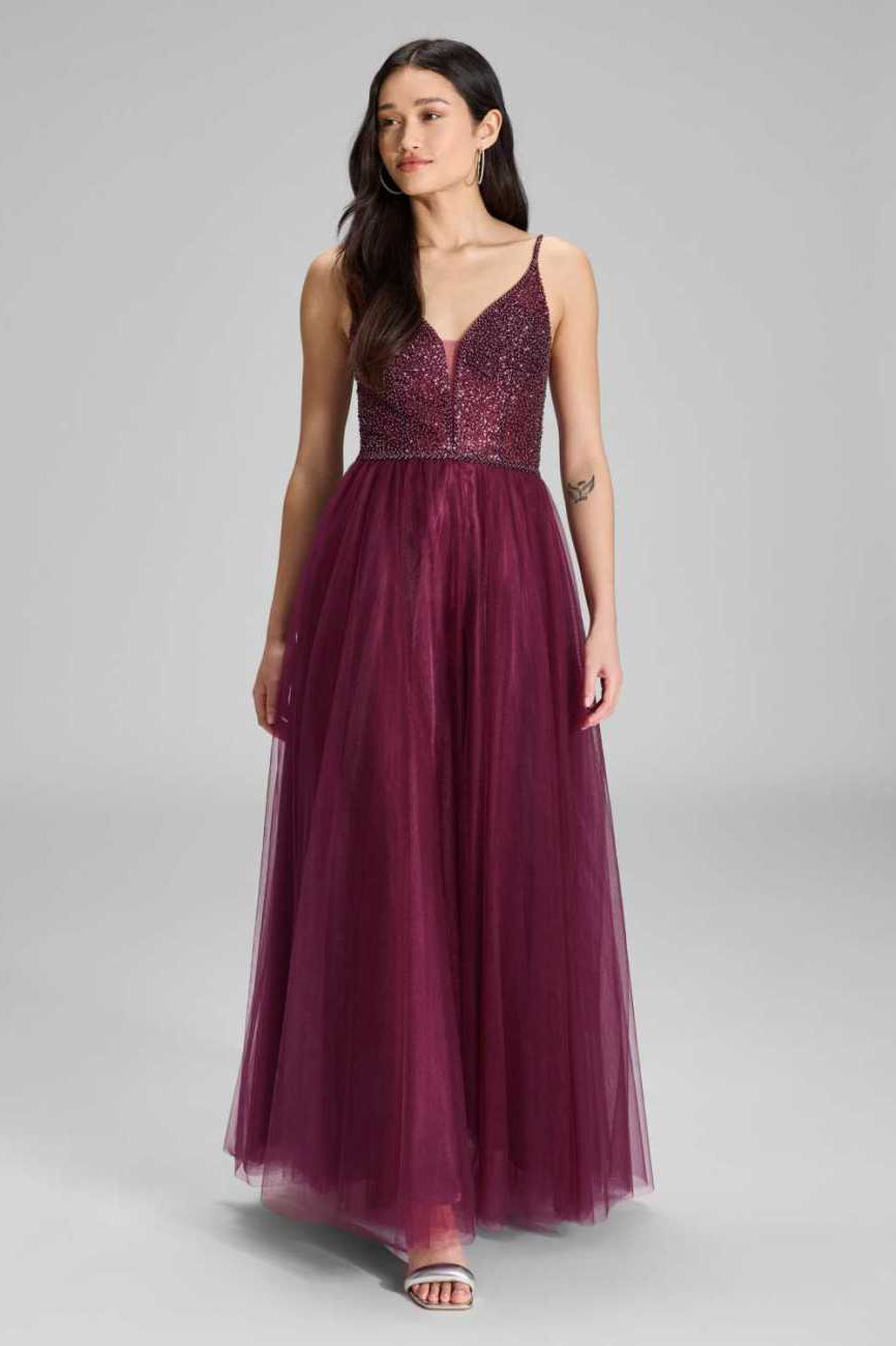 Tüllkleid mit feiner Ziersteinstickerei