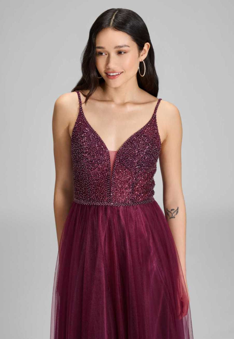 Tüllkleid mit feiner Ziersteinstickerei