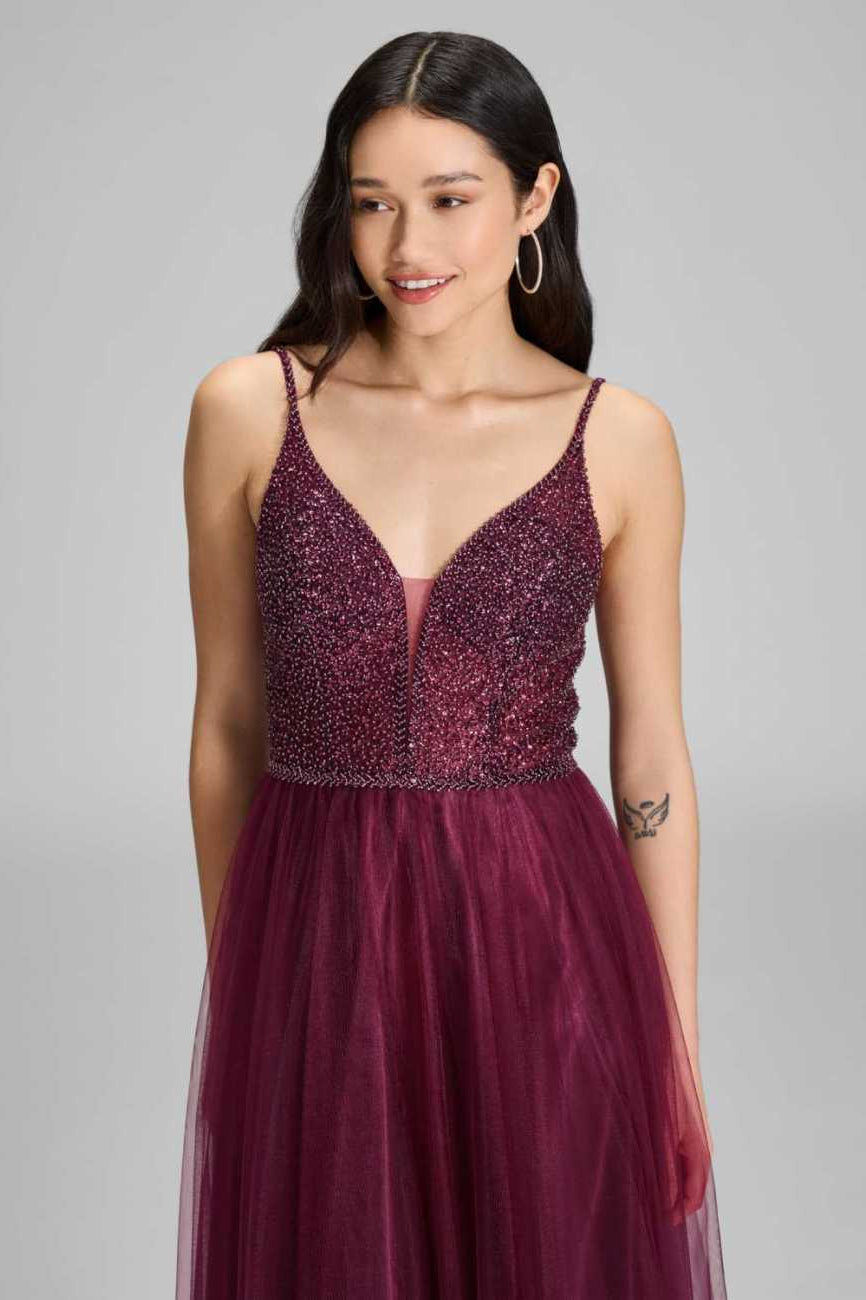 Tüllkleid mit feiner Ziersteinstickerei