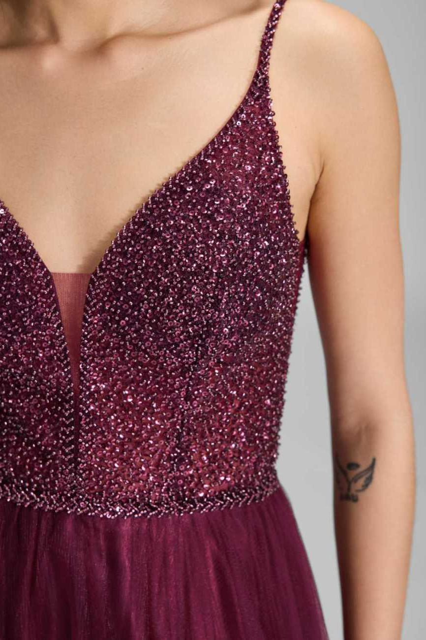 Tüllkleid mit feiner Ziersteinstickerei