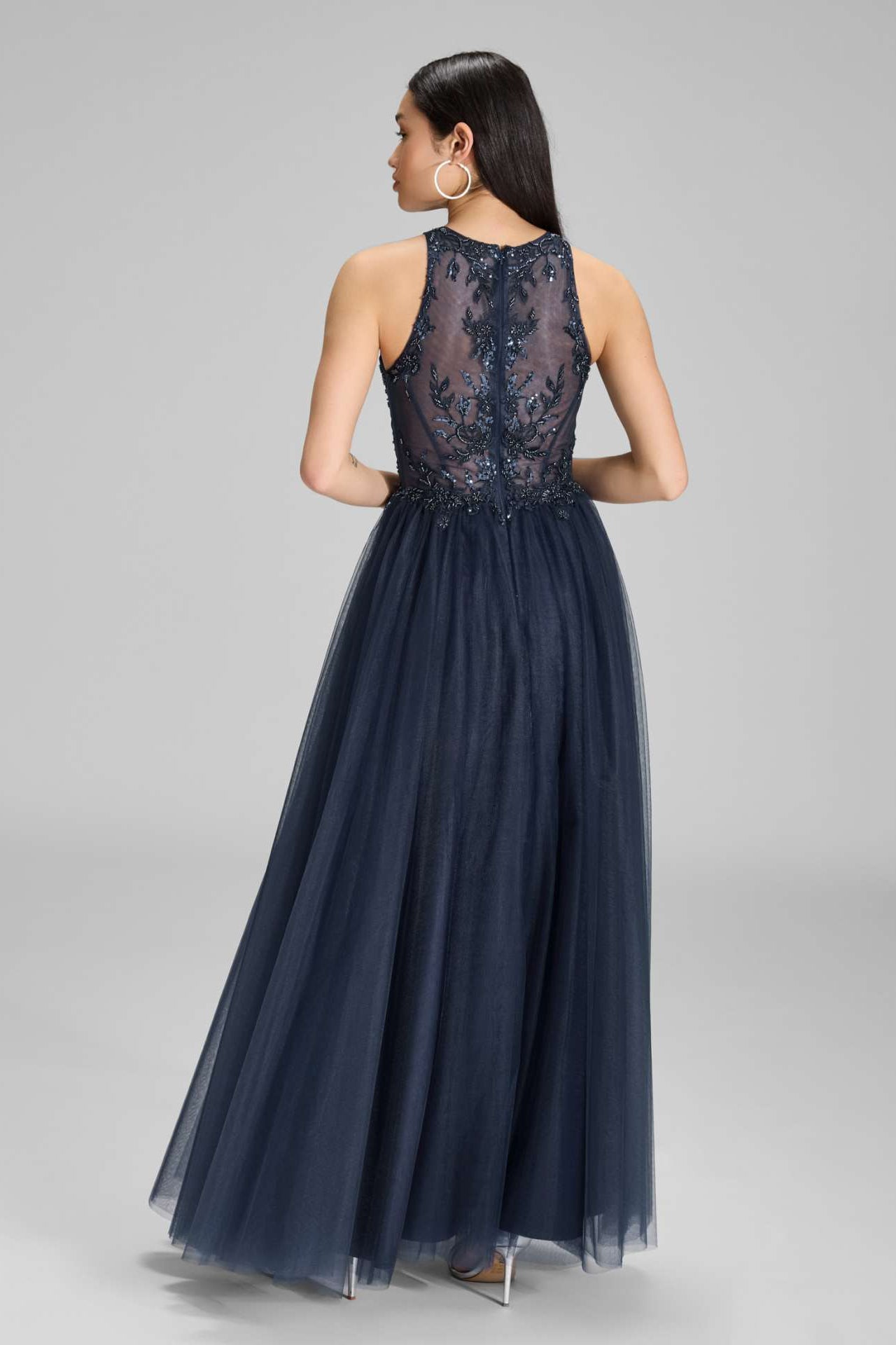 Bodenlanges Tüllkleid mit Stickerei