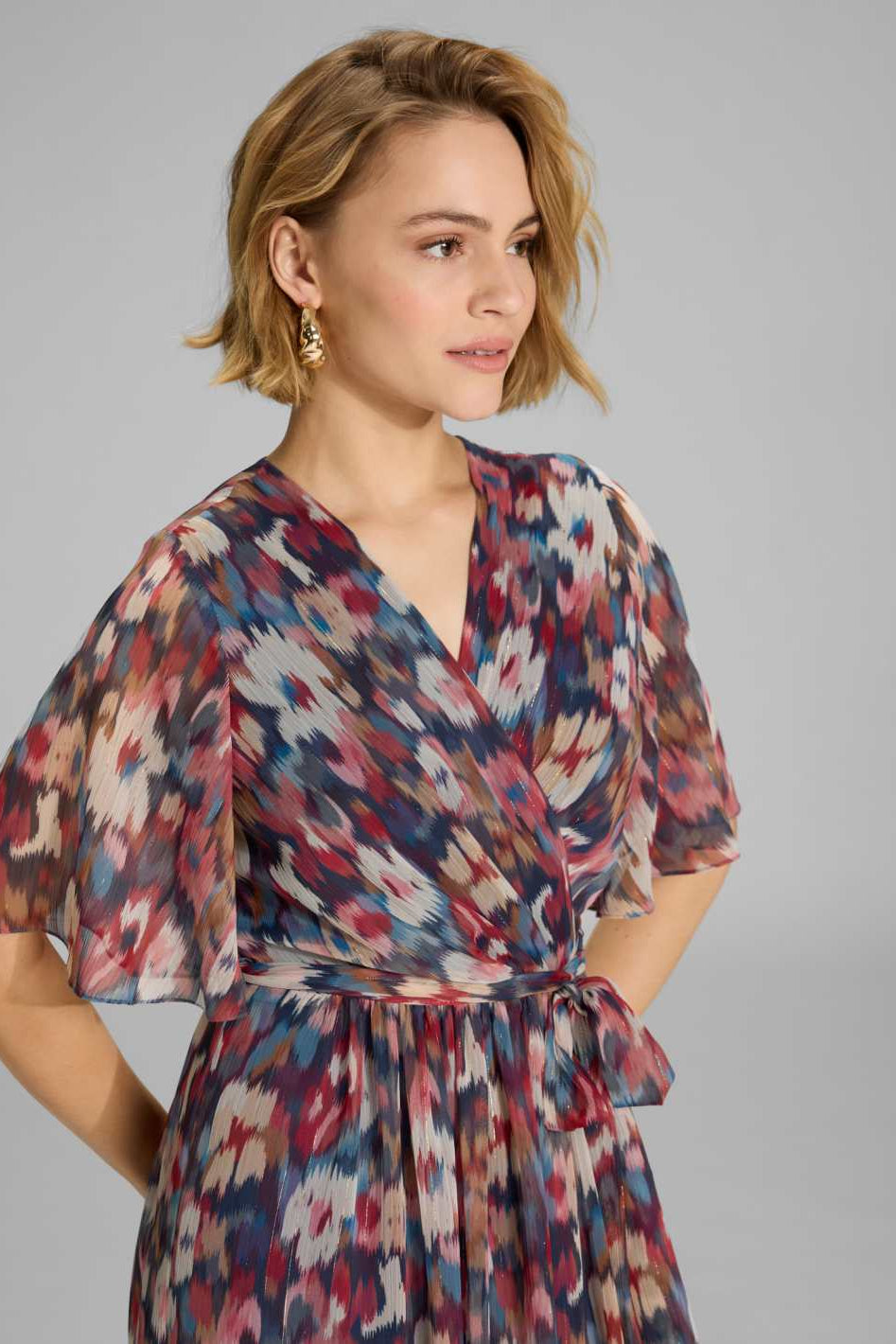 Maxikleid mit Flügelärmeln aus Chiffon mit Ikat Print