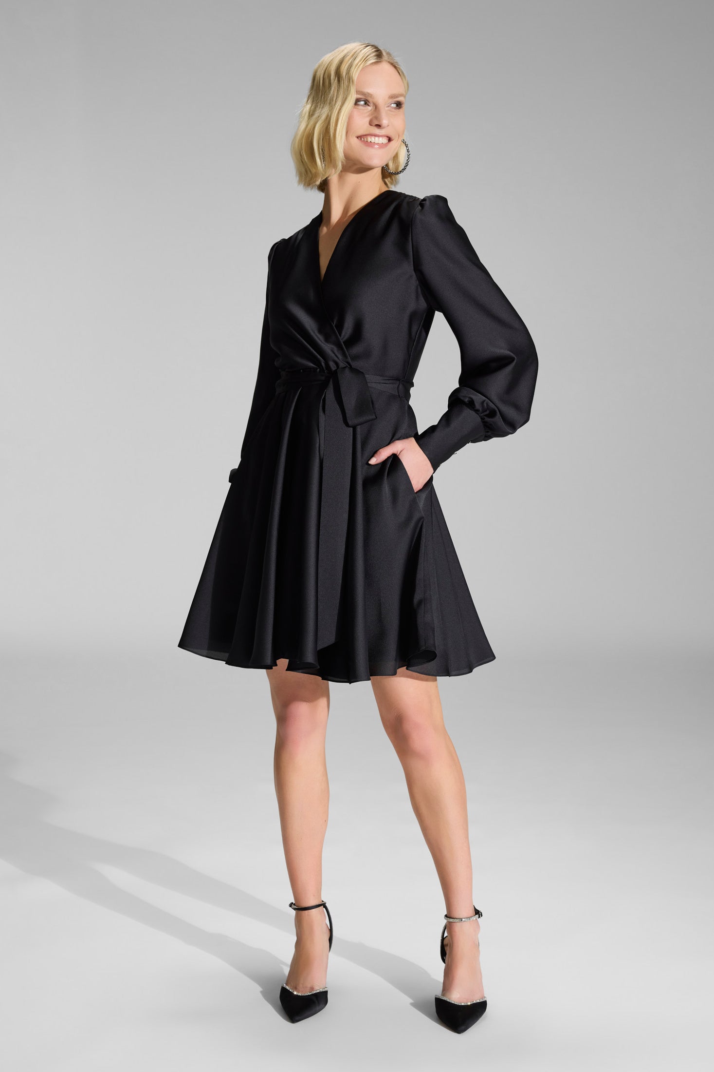 Cocktailkleid aus Satin mit breiten Manschetten, Wickel Oberteil und Tellerrock black