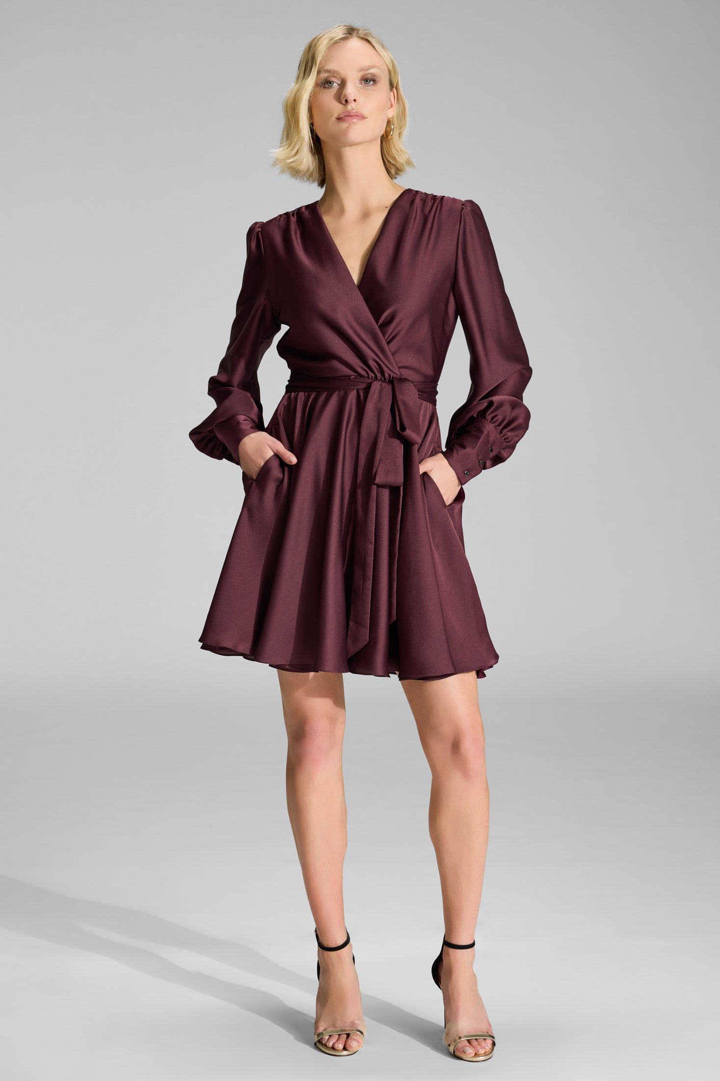 Cocktailkleid aus Satin mit breiten Manschetten, Wickel Oberteil und Tellerrock merlot