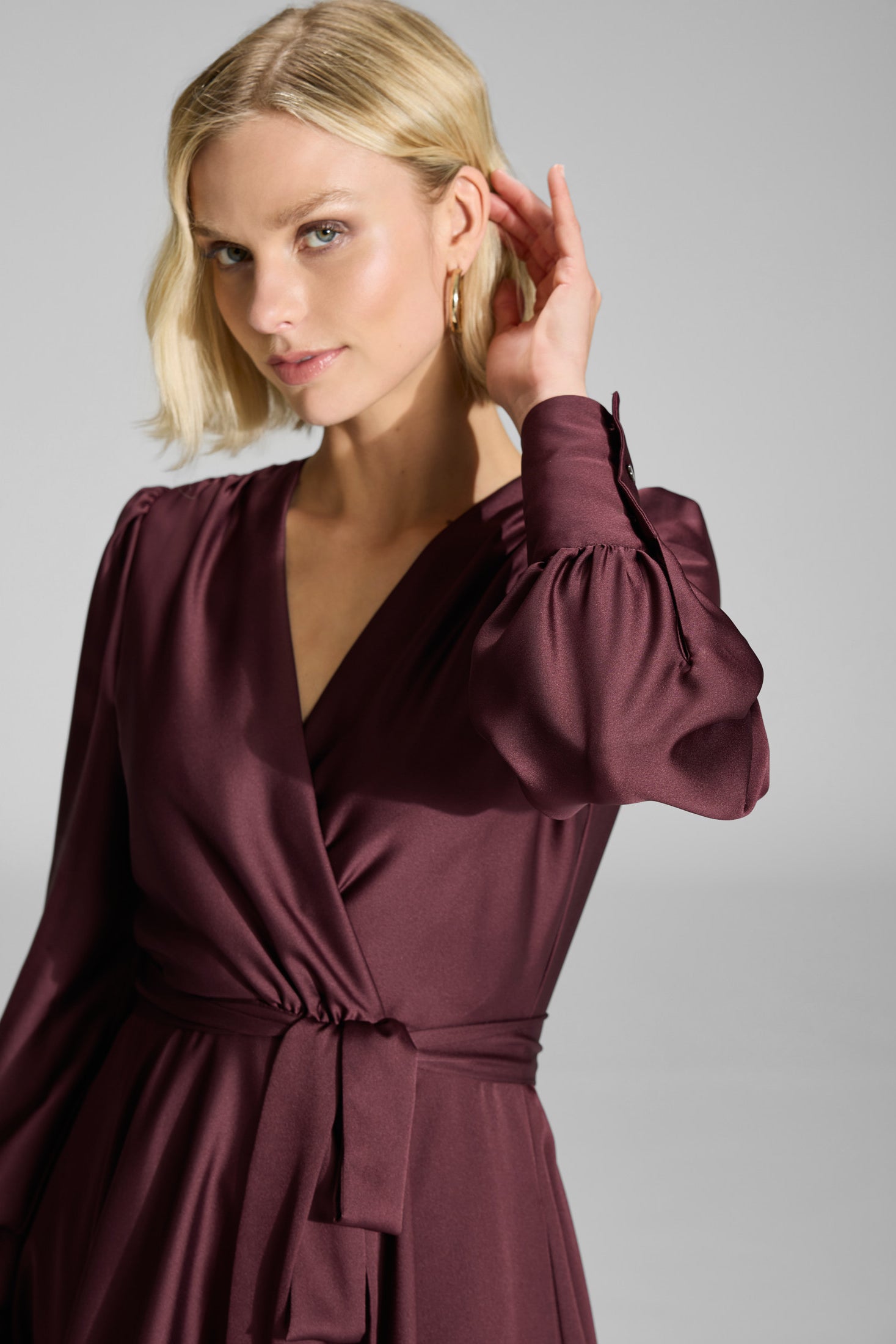 Cocktailkleid aus Satin mit breiten Manschetten, Wickel Oberteil und Tellerrock