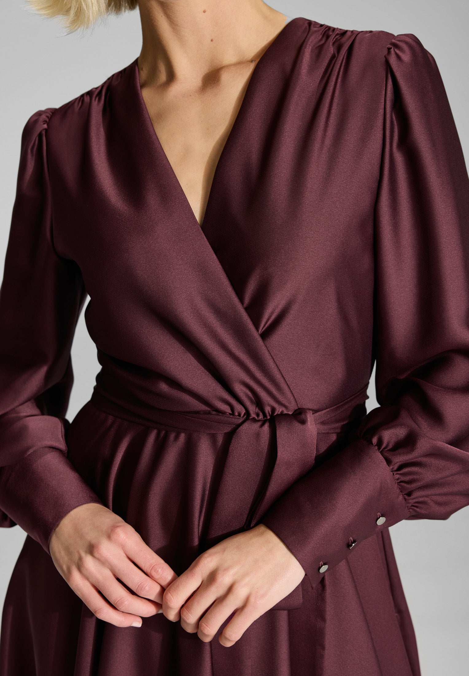 Cocktailkleid aus Satin mit breiten Manschetten, Wickel Oberteil und Tellerrock