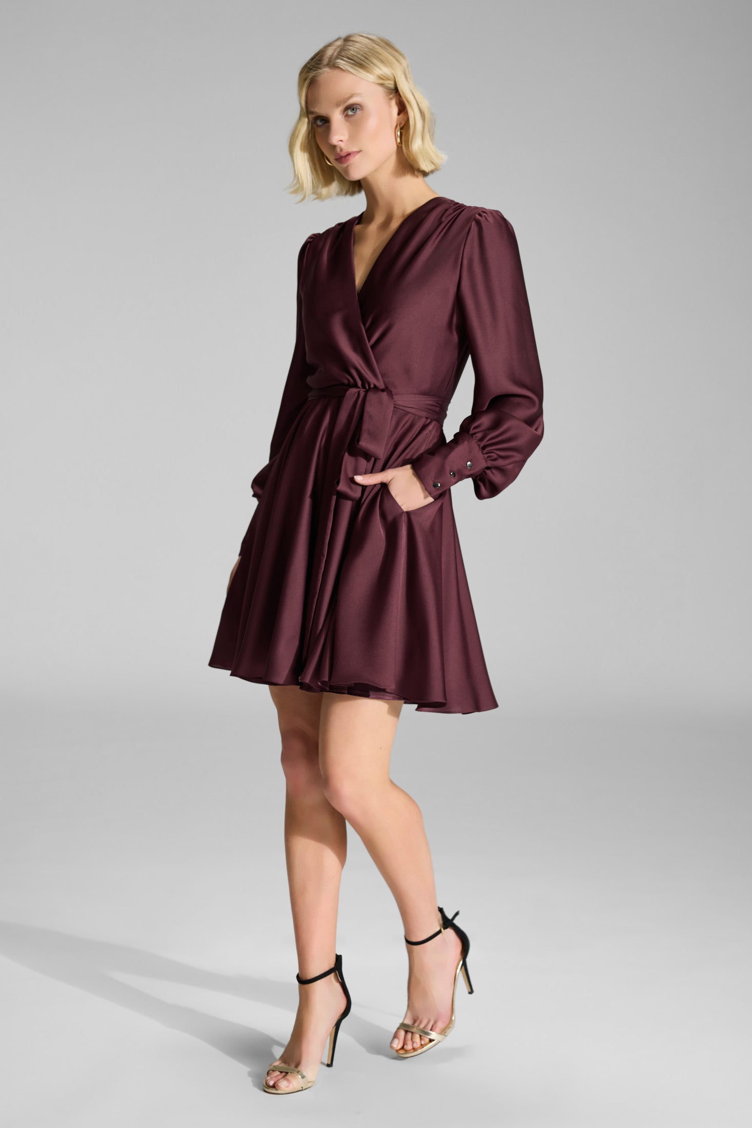 Cocktailkleid aus Satin mit breiten Manschetten, Wickel Oberteil und Tellerrock