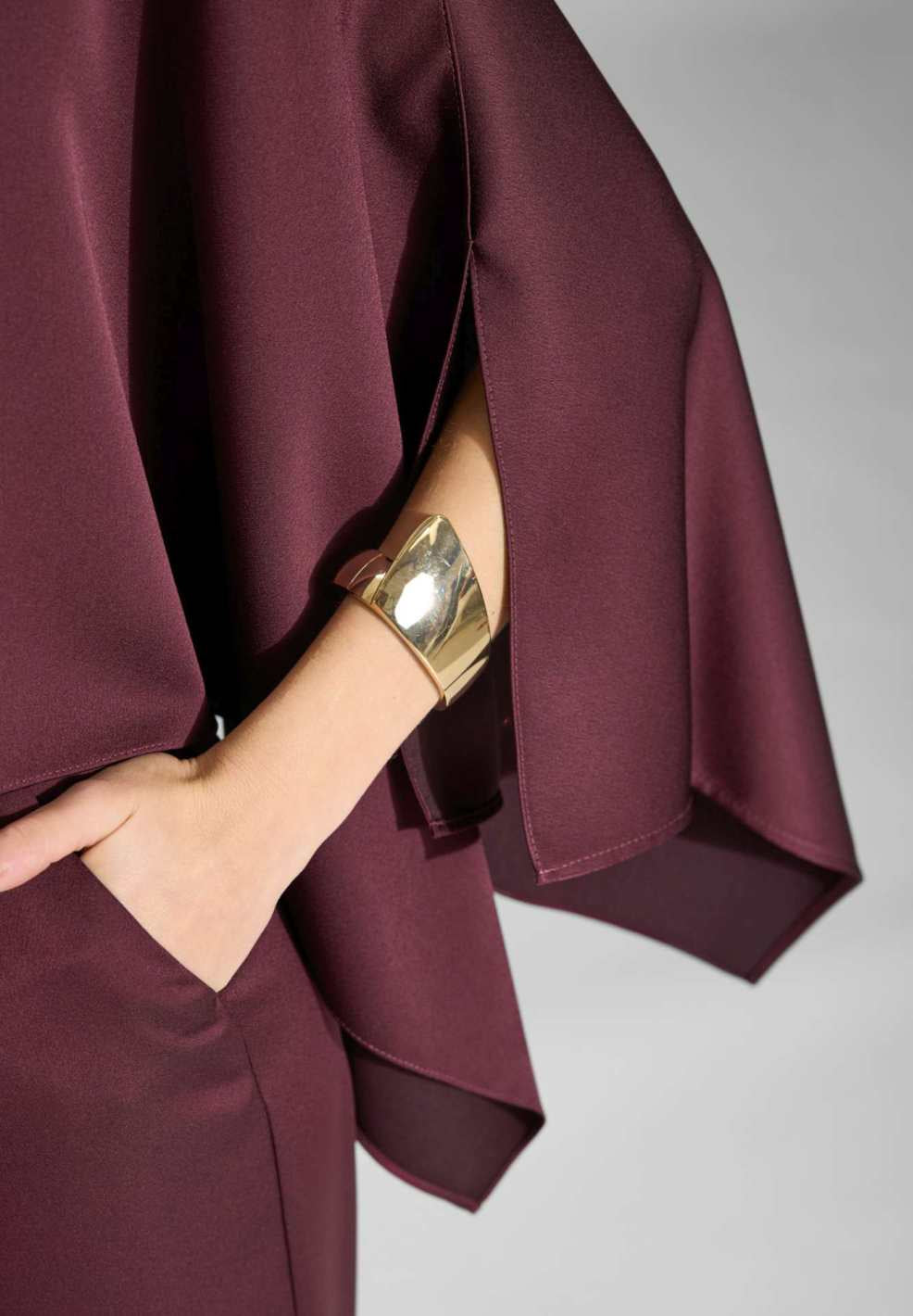 Cape-Top aus Satin mit seitlichen Schlitzen