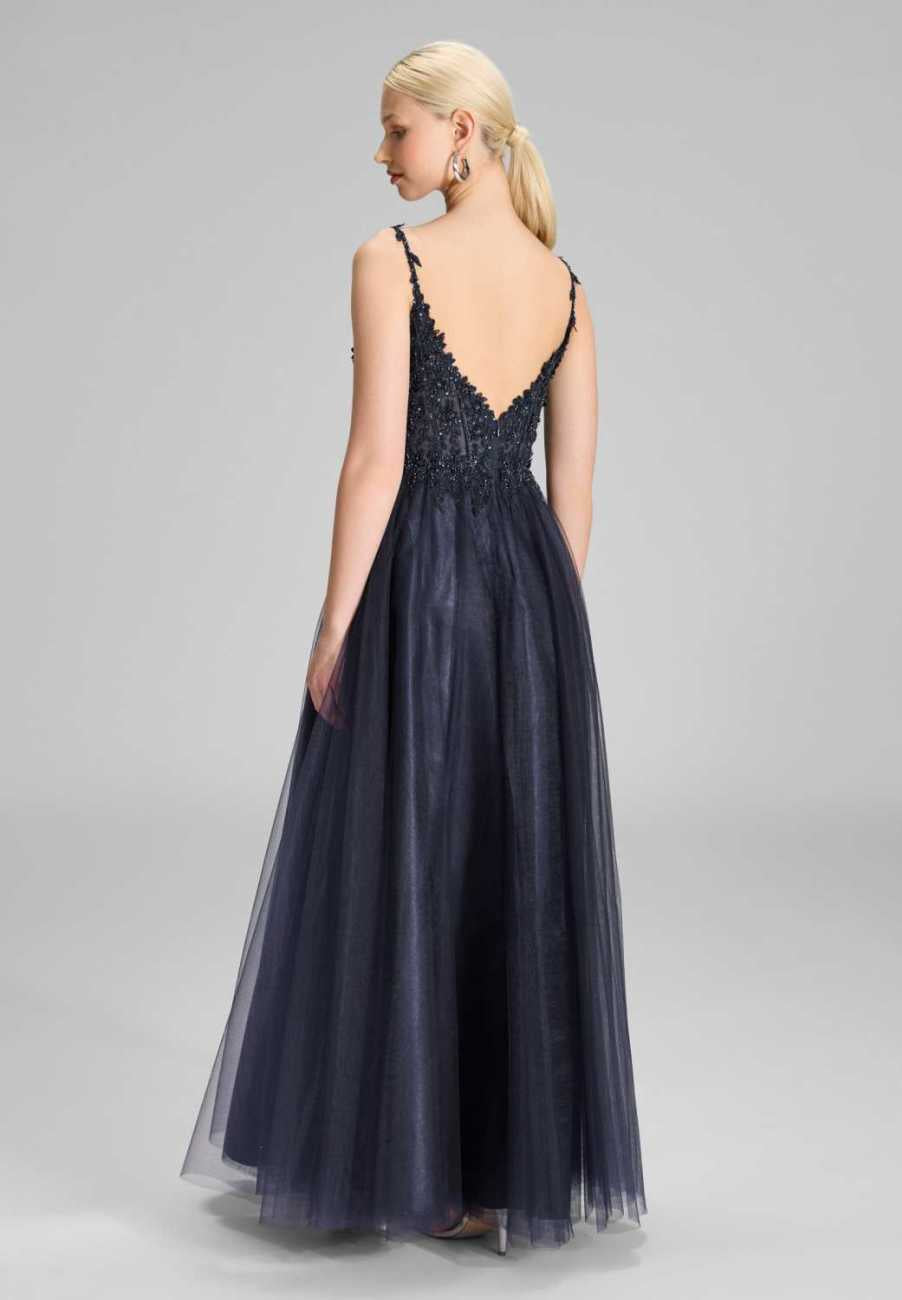 Ausgestelltes Tüllkleid mit Stickerei