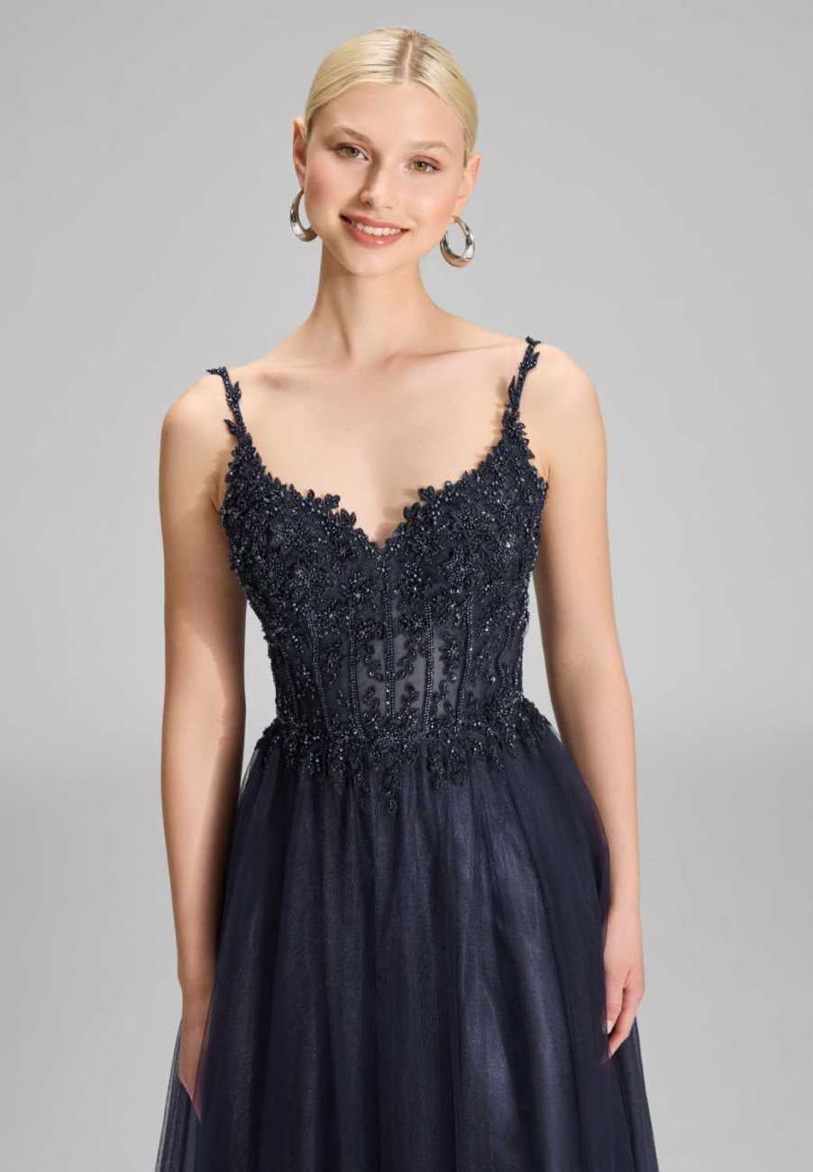 Ausgestelltes Tüllkleid mit Stickerei