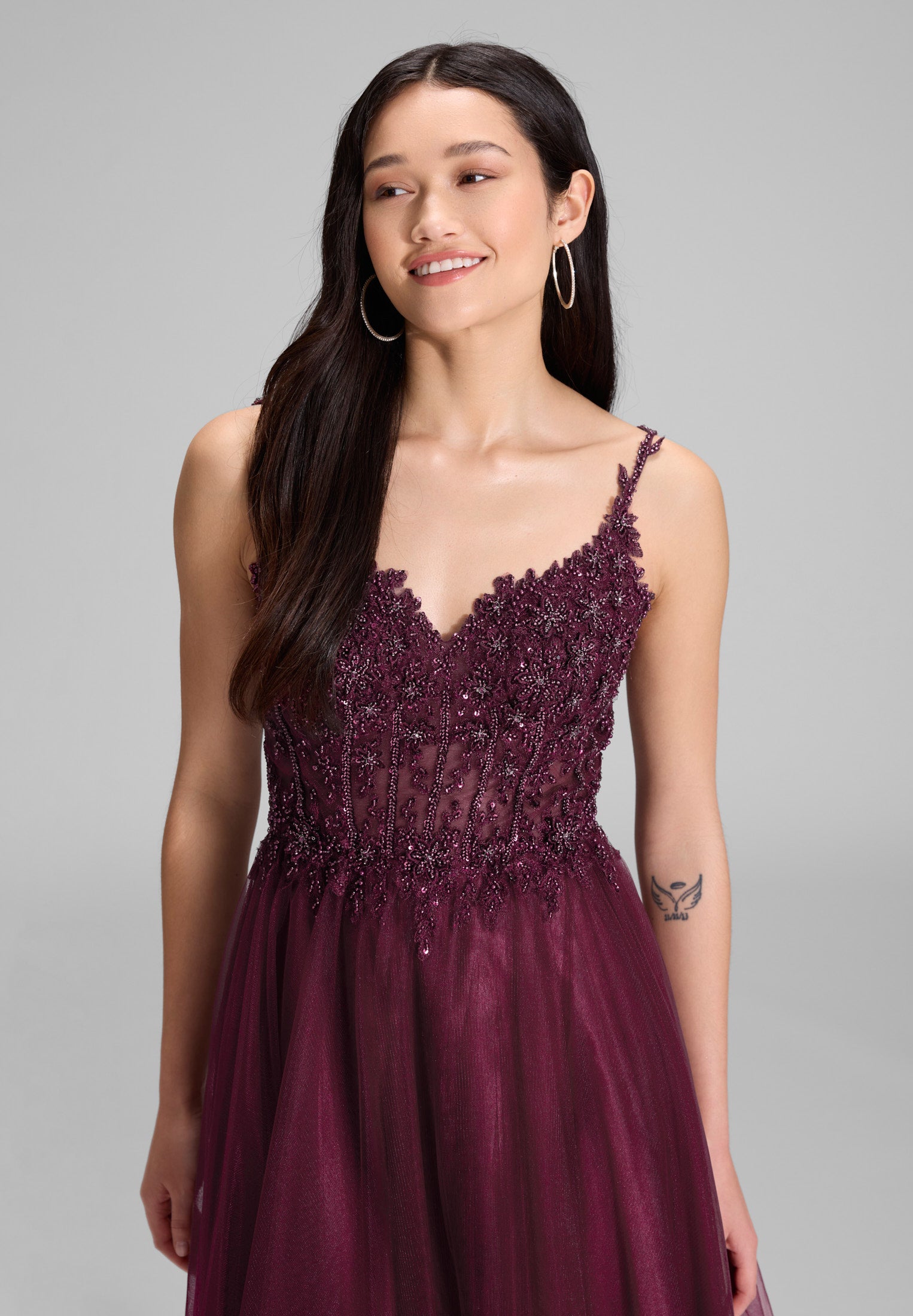 Ausgestelltes Tüllkleid mit Stickerei