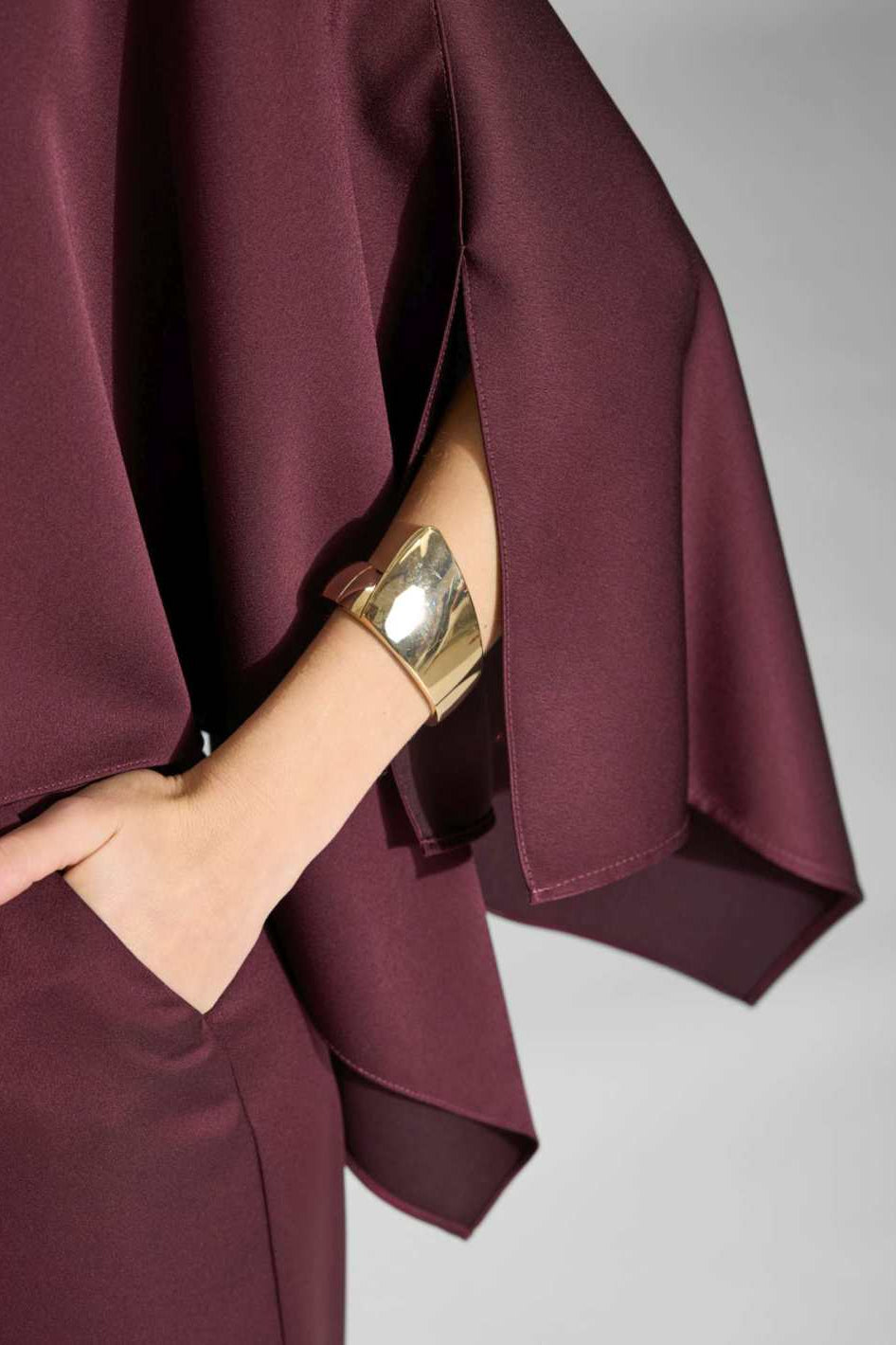 Hose aus Satin mit geradem Bein und Taschen