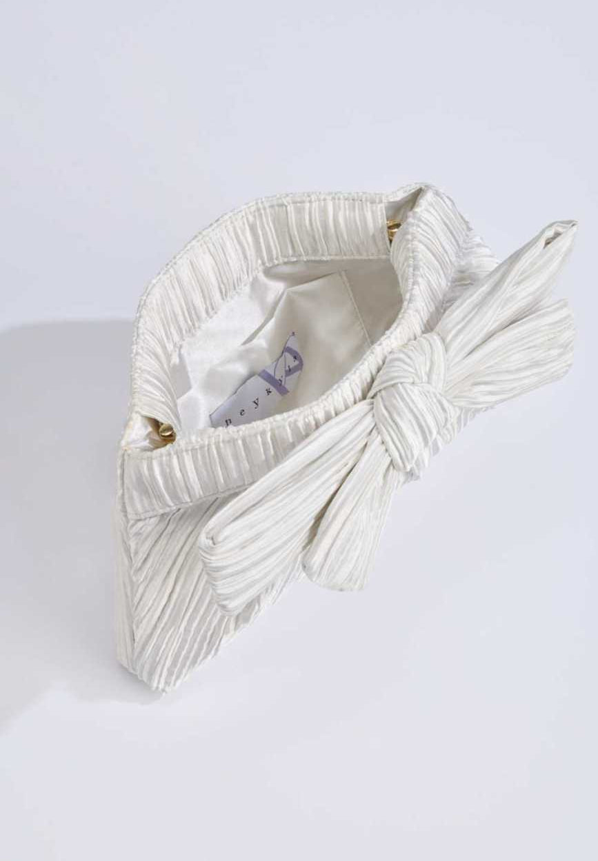 Abendtasche mit Schleifenapplikation